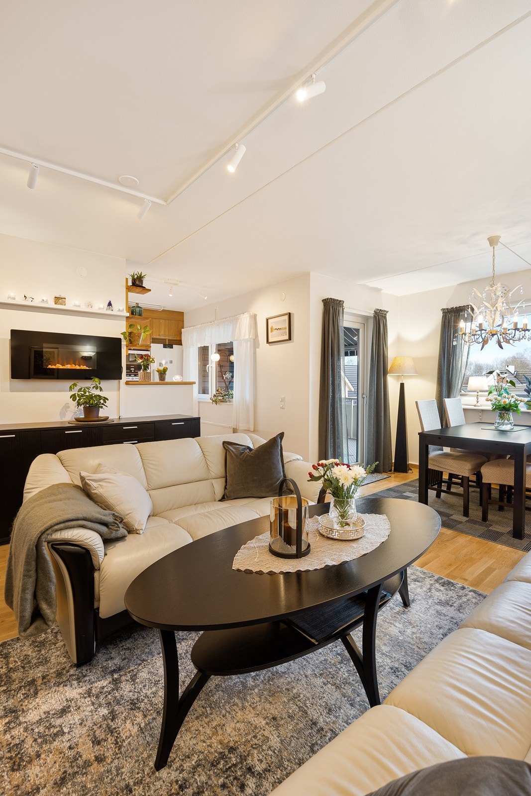 Fra stuesonen er det utgang til den solrike balkongen. Galleribilde