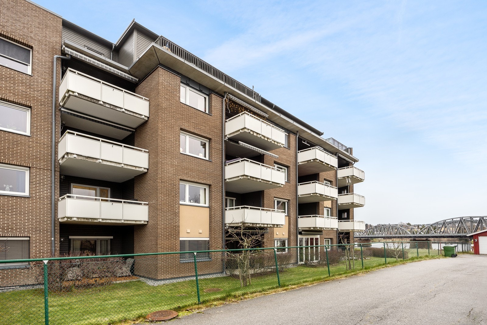 Leiligheten har to fine uteplasser på hver sin side. Galleribilde