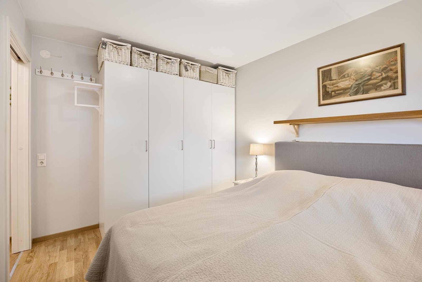 Rommet har et stort garderobeskap med hvite fronter. Galleribilde