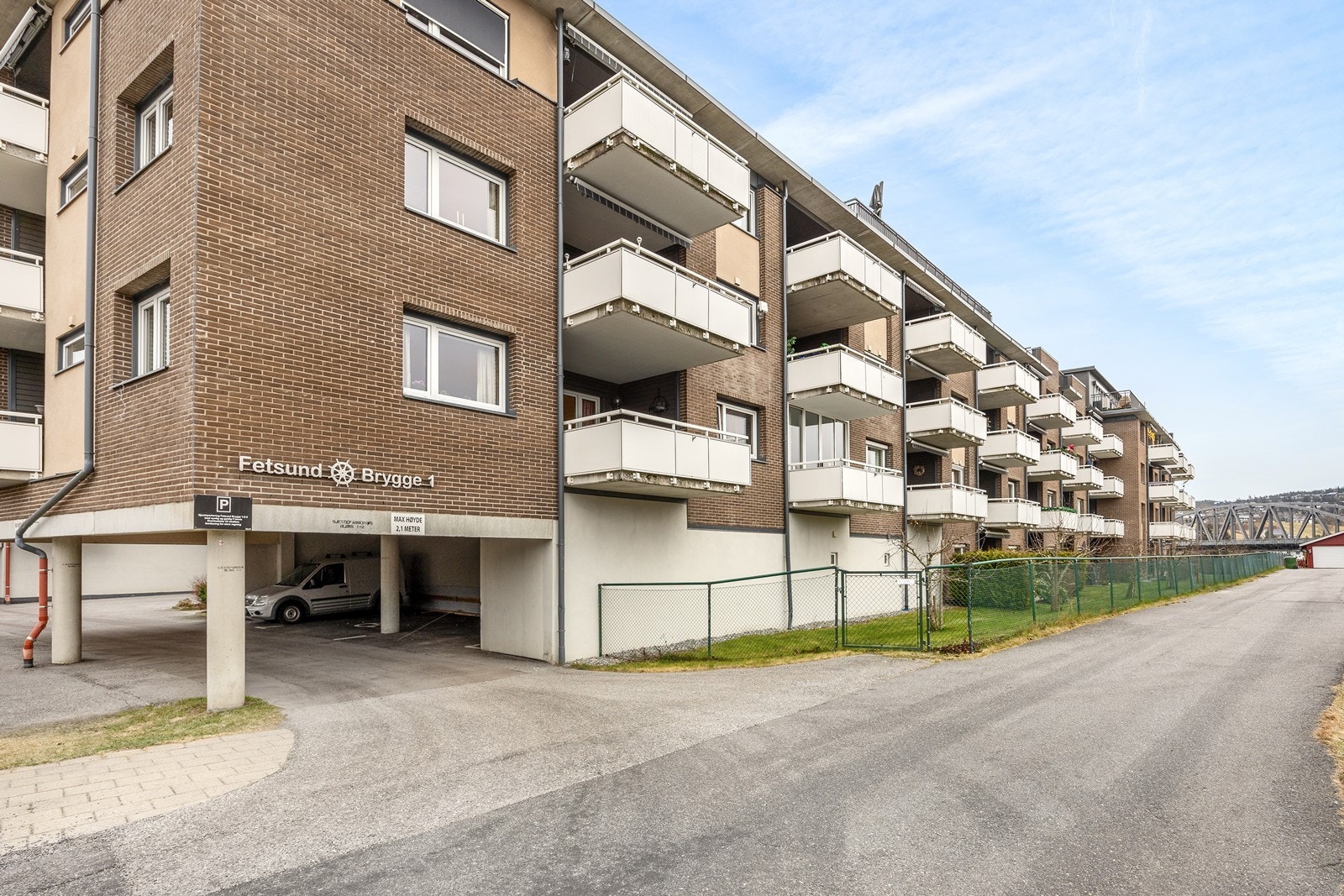 Det er felles garasjeanlegg i kjelleren. Galleribilde