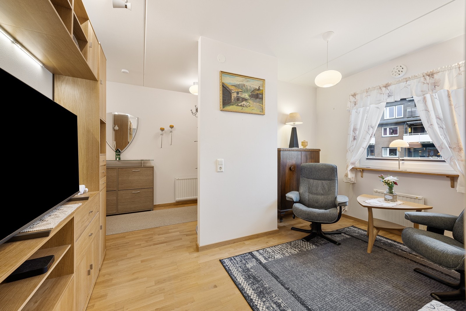 Stuen ligger fint skjermet fra entréen. Galleribilde