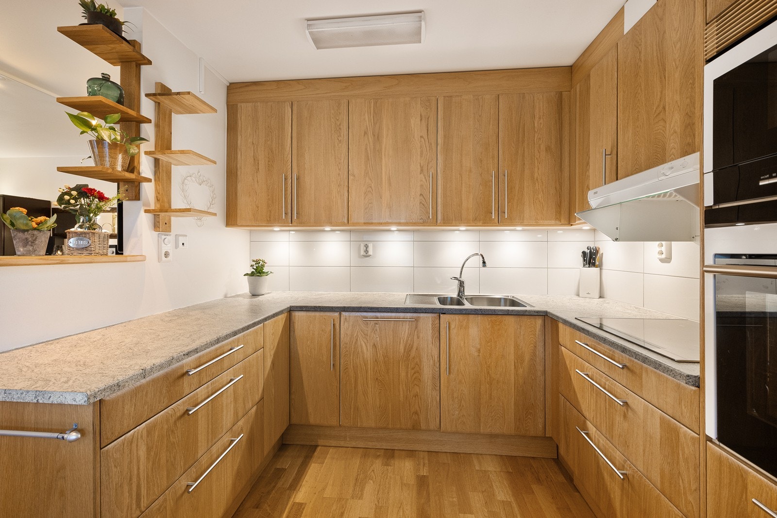 Innredningen er takhøy og byr på godt med oppbevaring og arbeidsplass. I tillegg er det ekstra lagringsplass i innredningens sokkelskuffer. Galleribilde