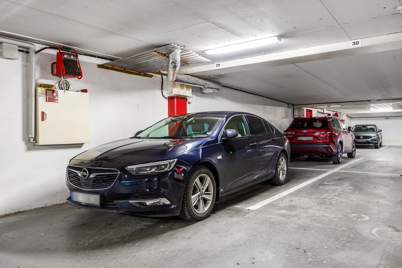 Leiligheten disponerer egen biloppstillingsplass og det går heis opp til leilighetsplan. Galleribilde