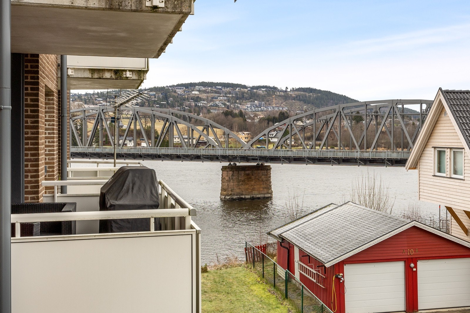 Den ene uteplassen er ved inngangspartiet, og denne som har utsikt til Glomma. Galleribilde