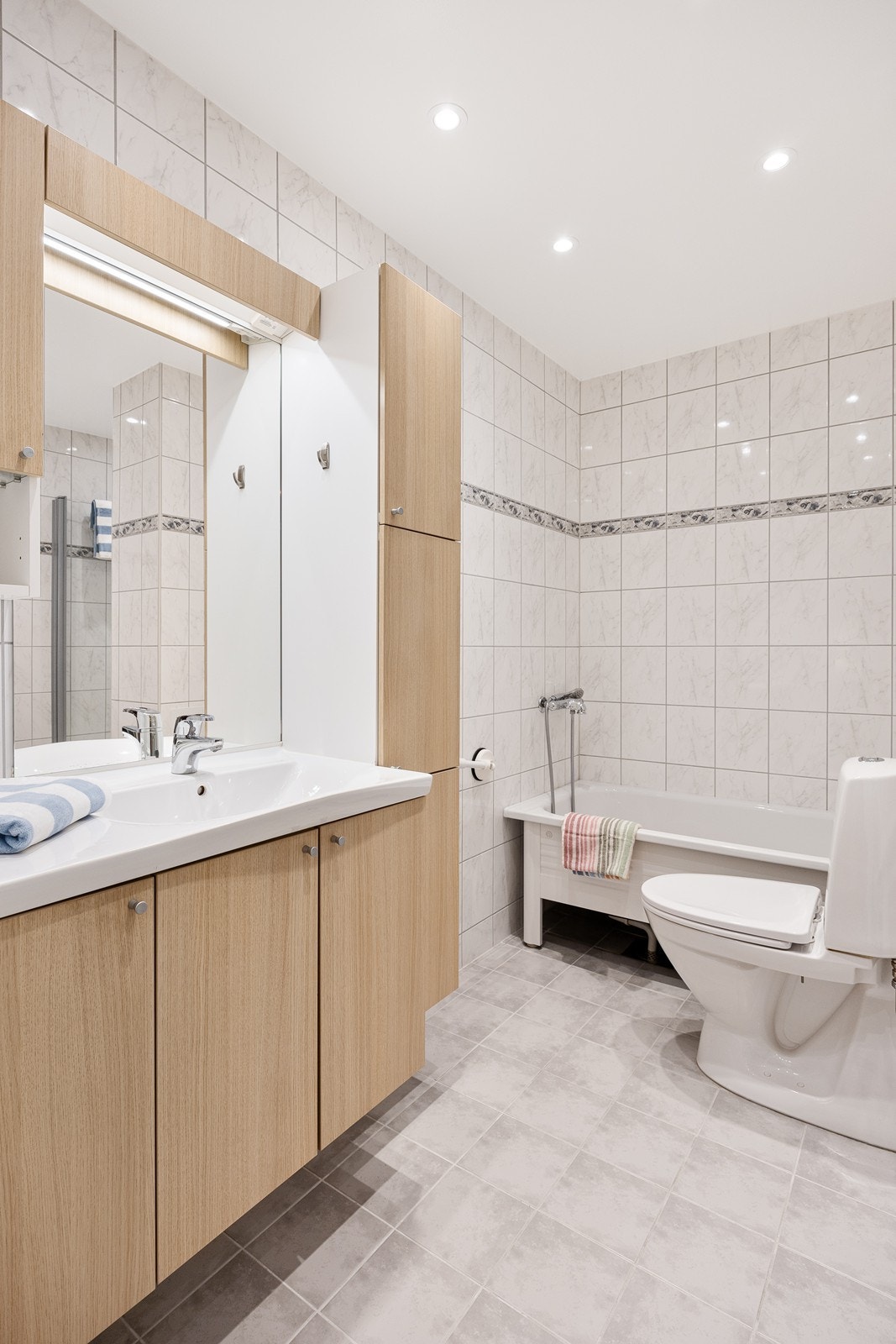 Innredningen har heldekkende servant over skapmøblement, matchende høy- og veggskap, samt speil med belysning. Galleribilde