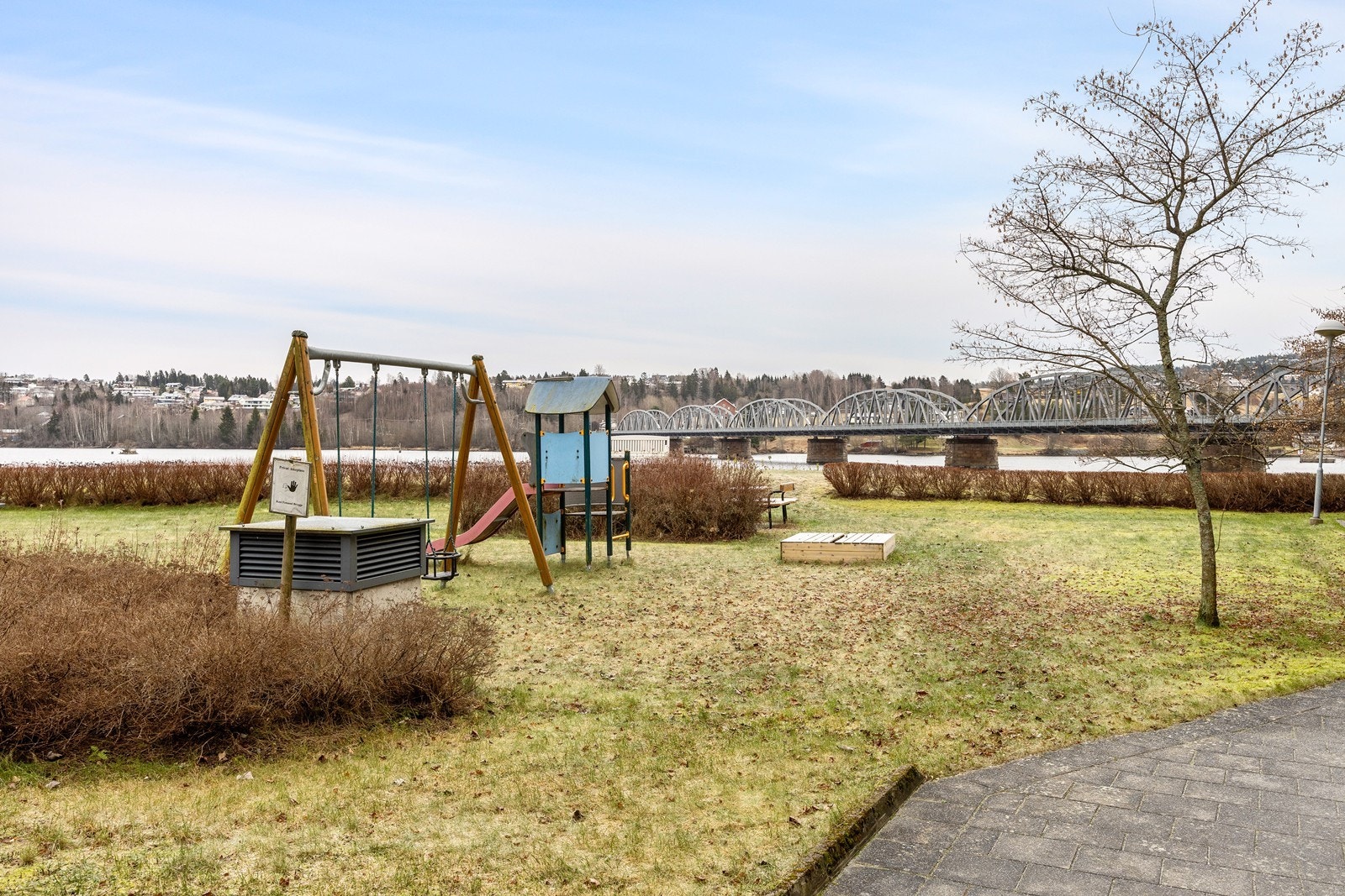 Fellesområdene er pent opparbeidet med grøntarealer, asfalterte internveier, diverse beplantning og lekeplass til glede for våre minste. Galleribilde