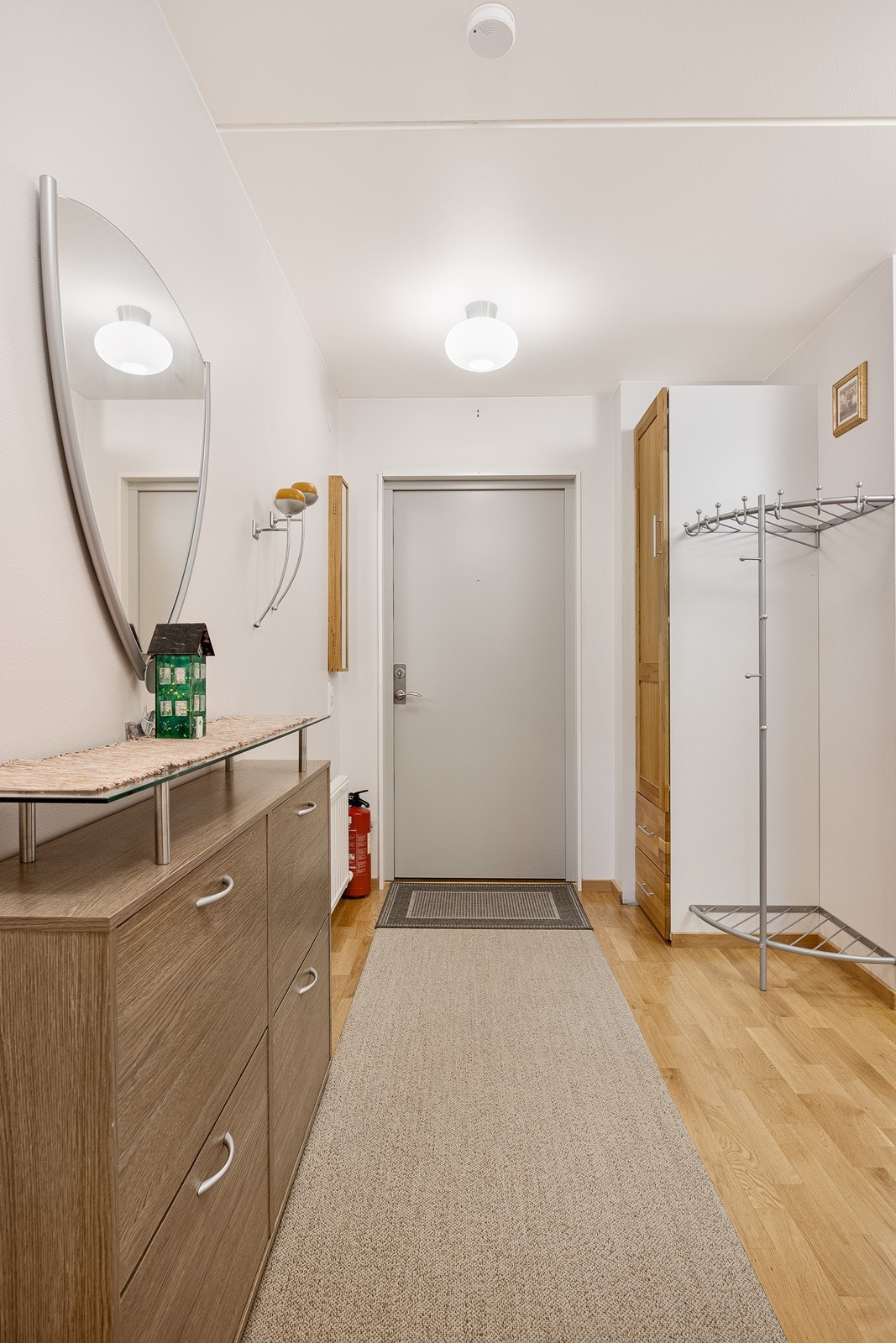 Entréen er lys og tiltalende og har plassbygd garderobeskap og samt åpen garderobeløsning. Galleribilde