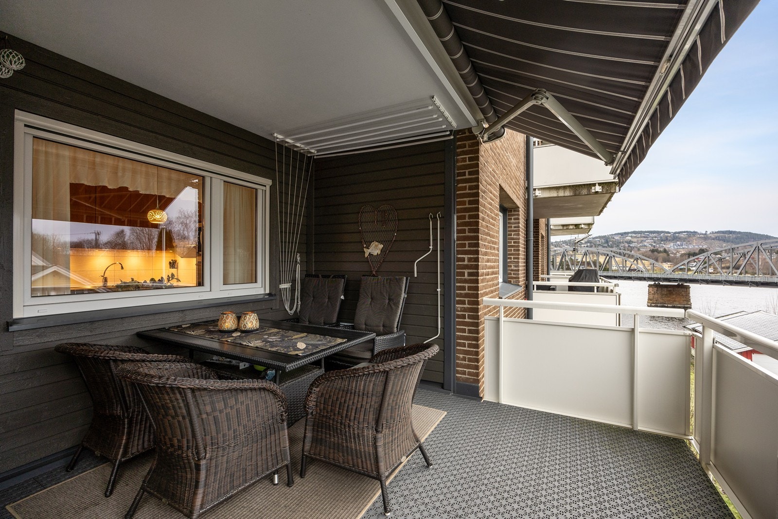 En lys og pen 3-roms i 3. etasje med praktisk planløsning og solrik balkong. Galleribilde