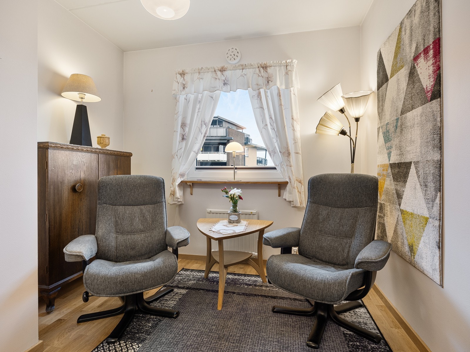 Leiligheten var opprinnelig en 4-roms - men ett av soverommene er innlemmet i tv-stuen. Galleribilde