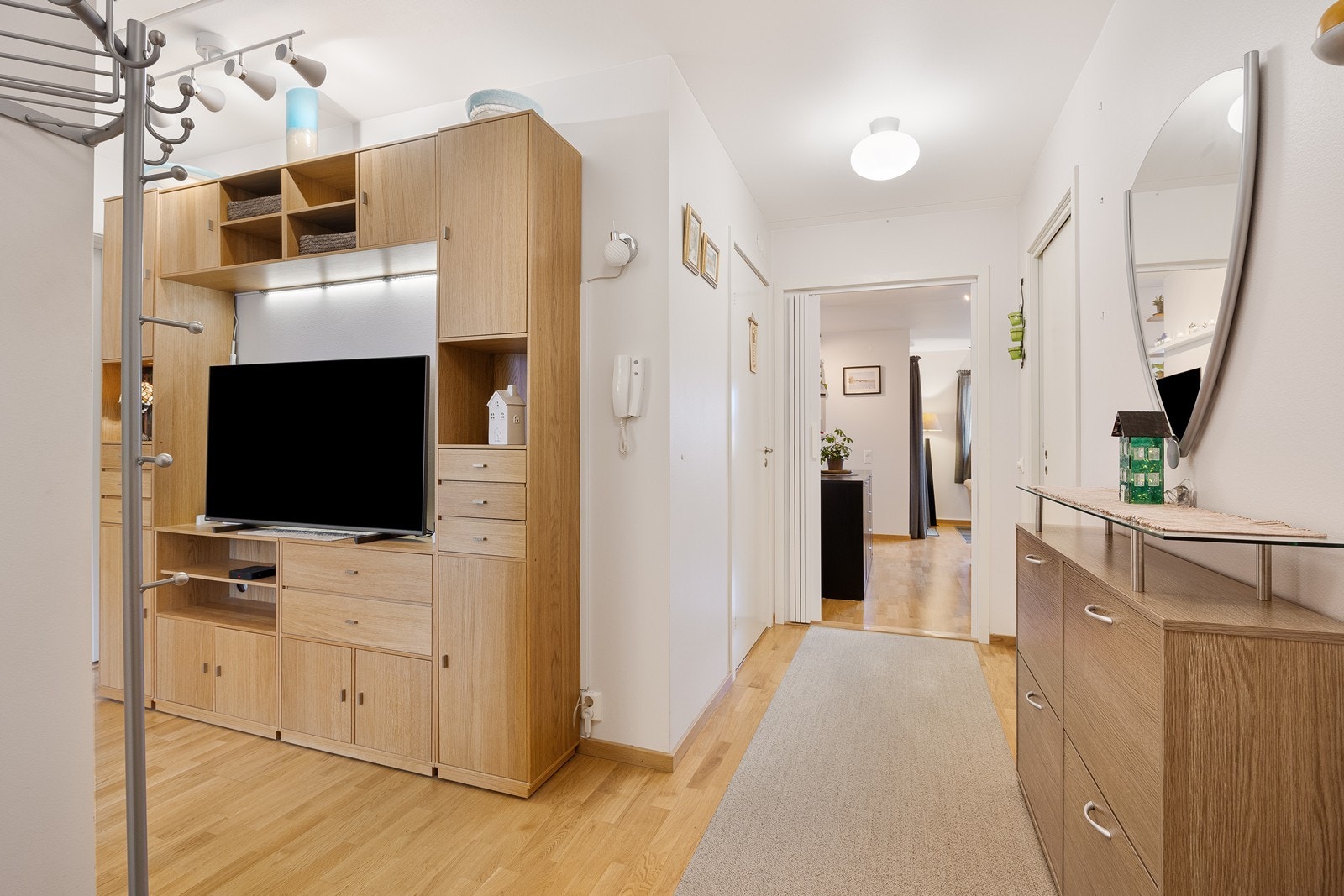 Entréen er av god størrelse og glir sømløst over i en tv-stue med plass til sofagruppe og tv/medialøsning. Galleribilde