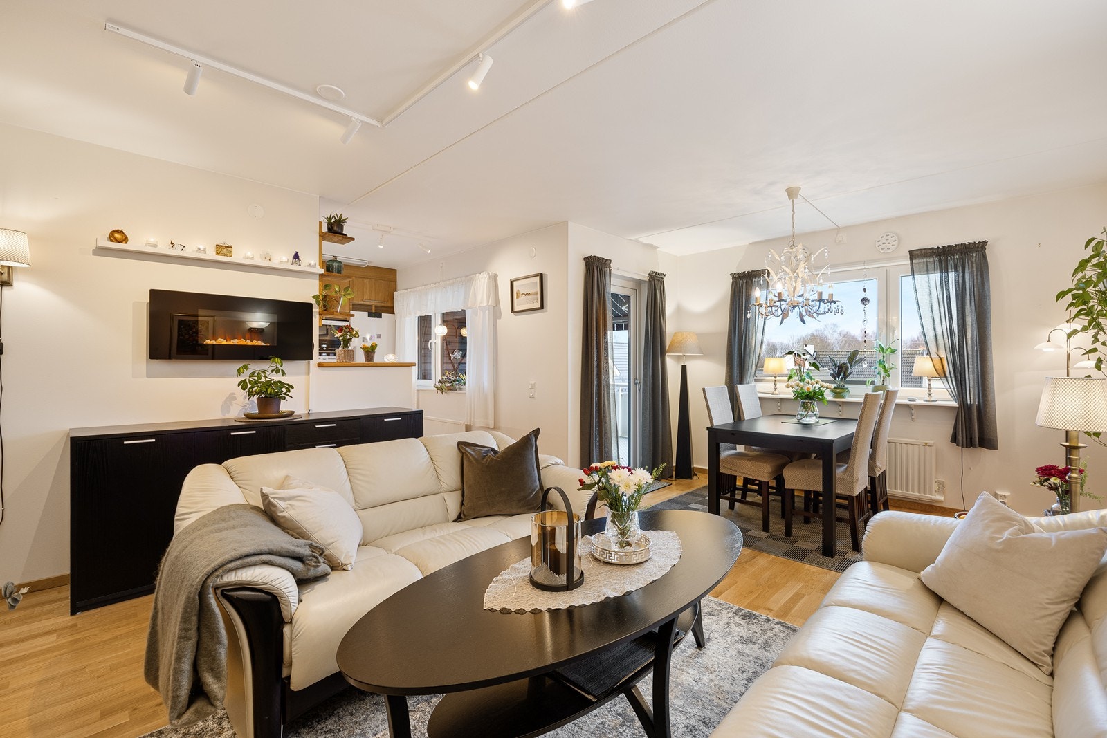 Stuen har plass til flere sittegrupper. Galleribilde