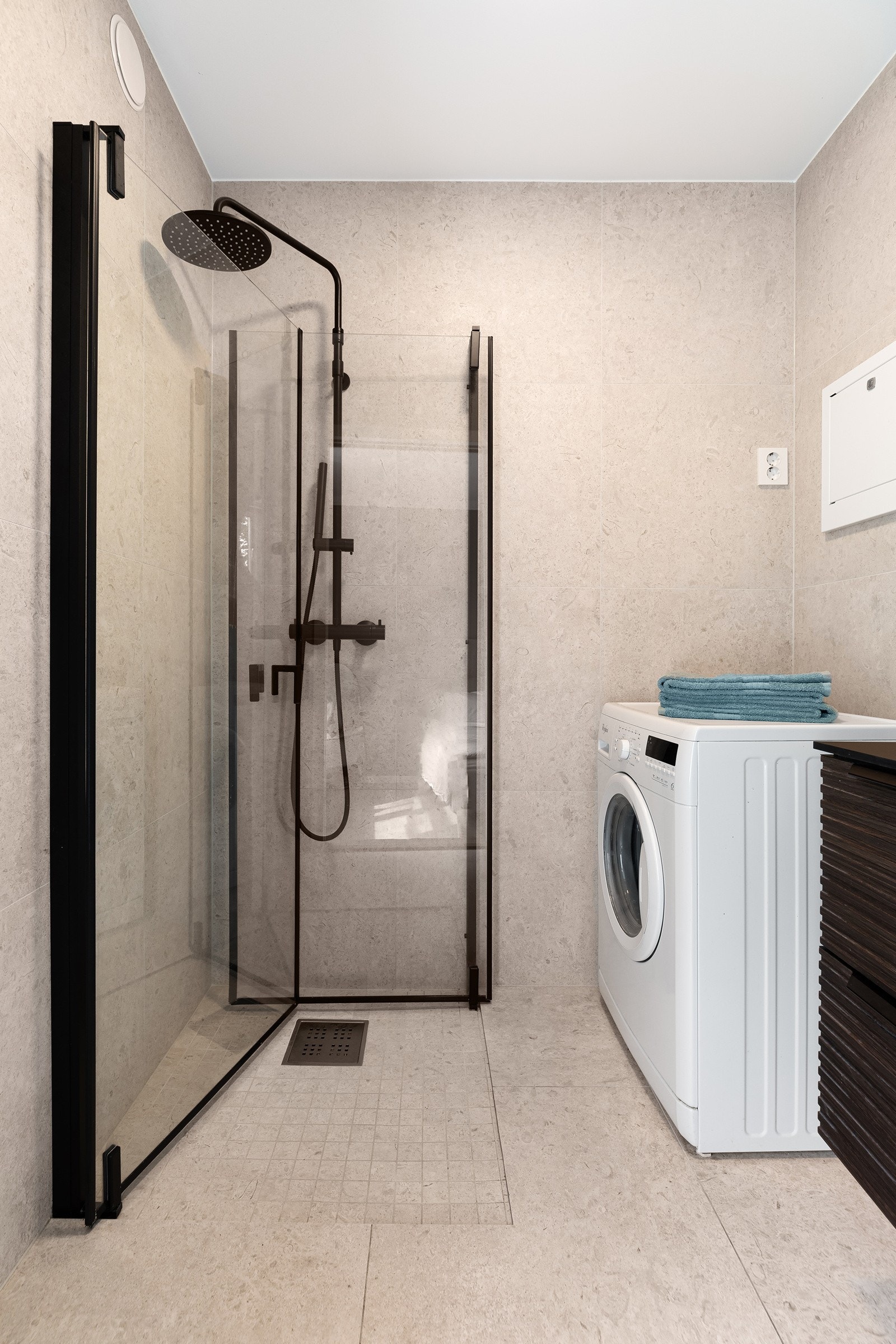 Pusset opp i 2022 med delikate 60x60 fliser og hvitmalt himling Galleribilde