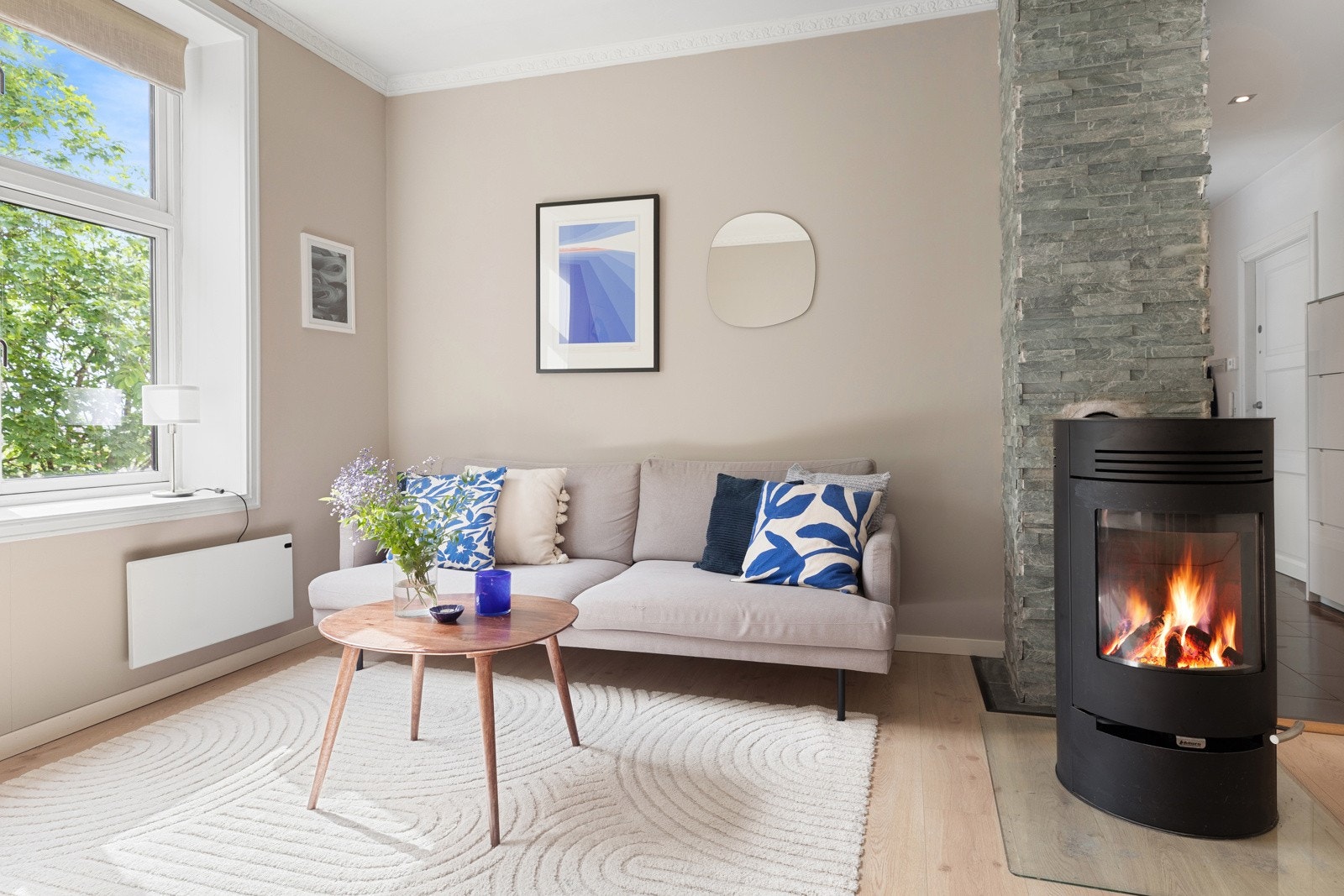 I stuen er det en peis som gir ekstra kos og varme på kalde vinterdager Galleribilde