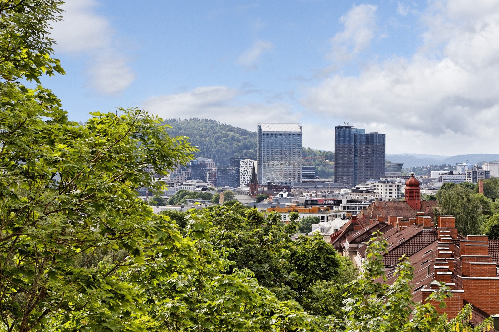 Leiligheten er beliggende på "toppen" av Iladalen med utsikt over byen Galleribilde