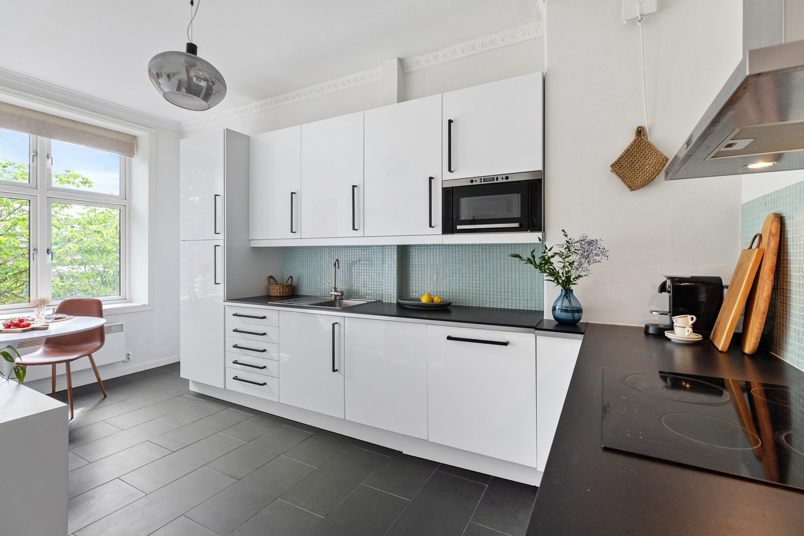 Separat kjøkken i praktisk løsning med god oppbevaringsplass i over- og underskap Galleribilde