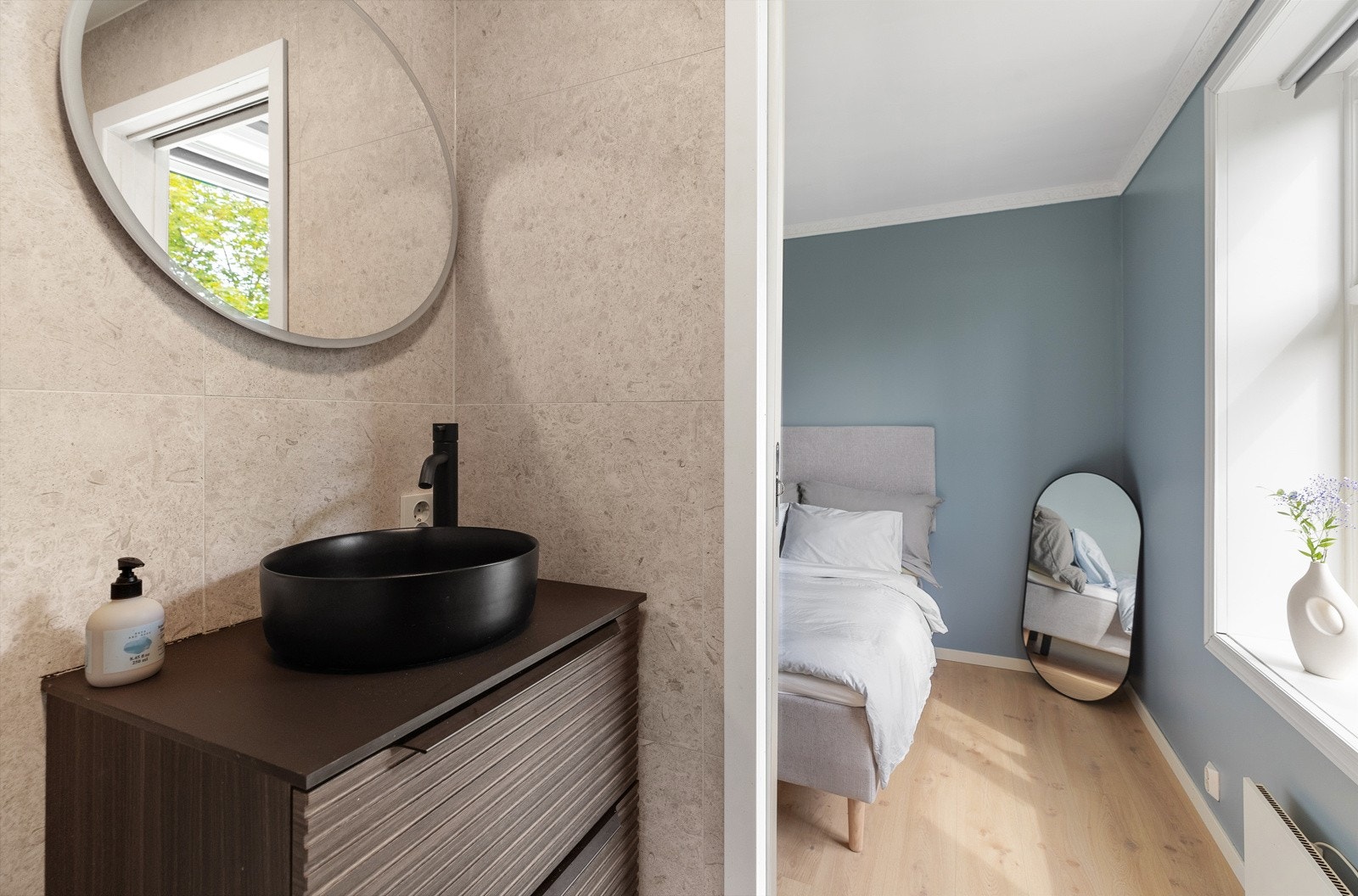 Arealeffektivt med plass til dusjhjørne, veggmontert servantinnredning og opplegg for vaskemaskin Galleribilde