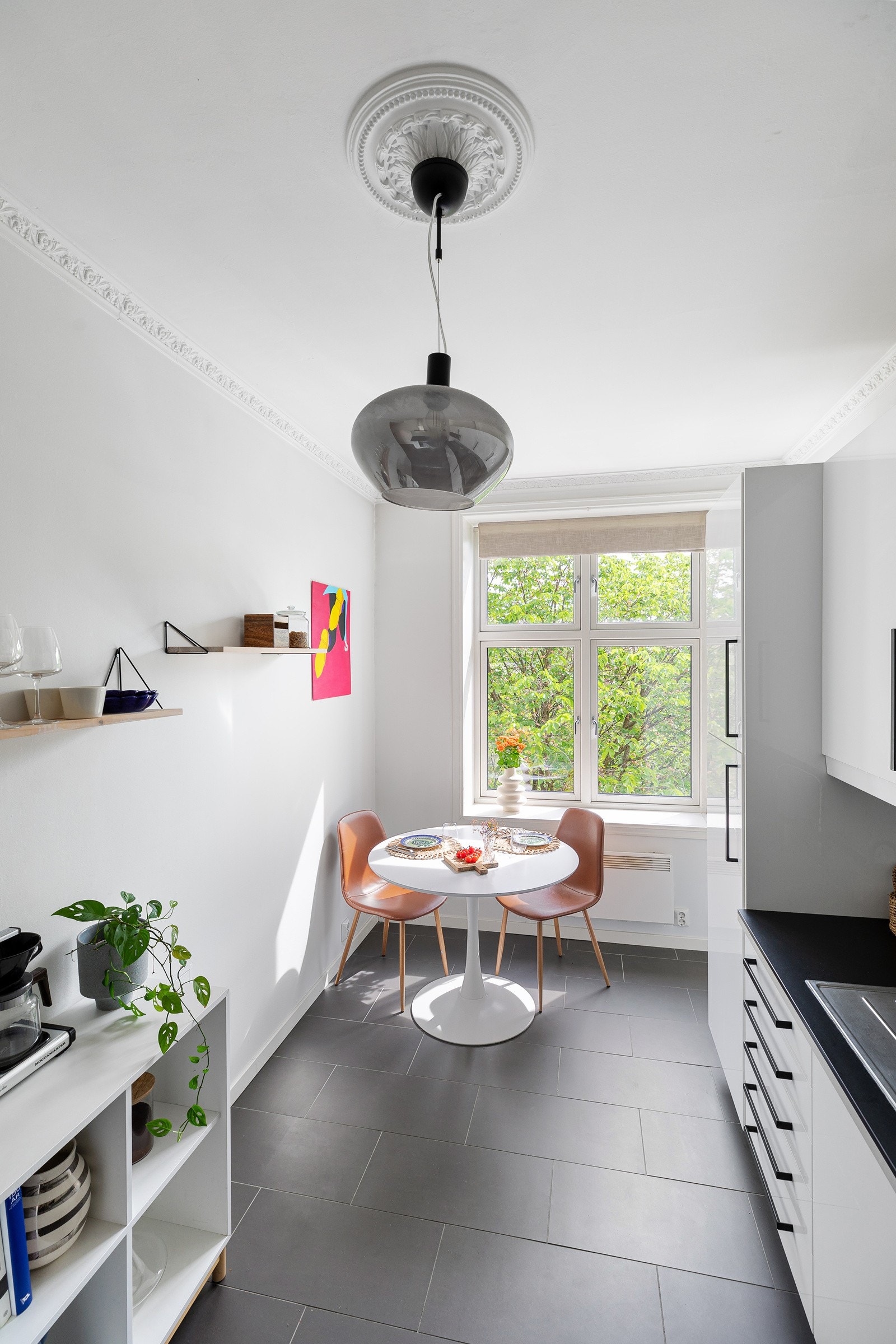 Lyse vegg- og takflater gir en fin kontrast mot mørke 30x60cm fliser på gulvet Galleribilde