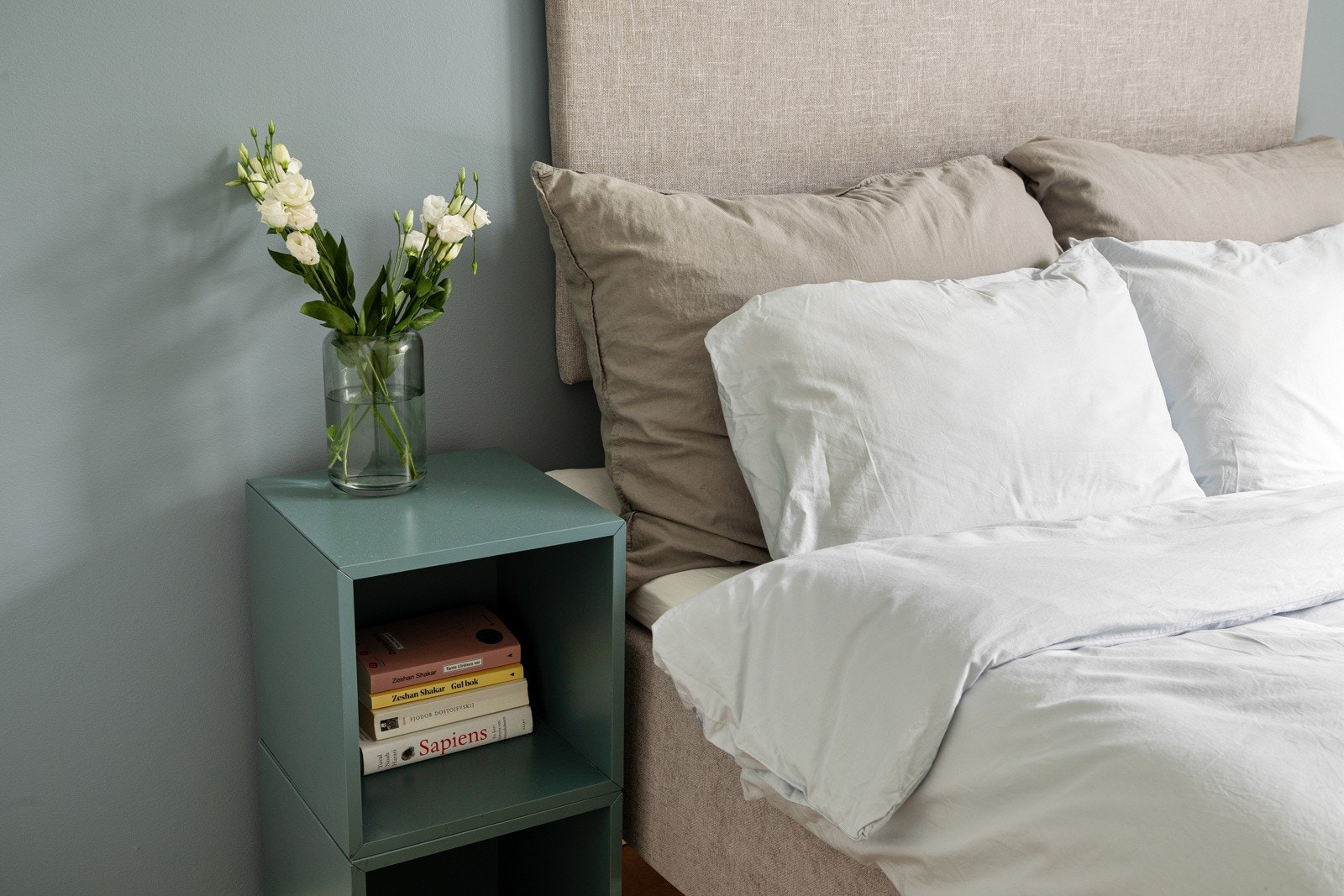 Slette malte veggflater malt i en delikat farge, hvitmalt himling med stukkatur og lyst gulv Galleribilde