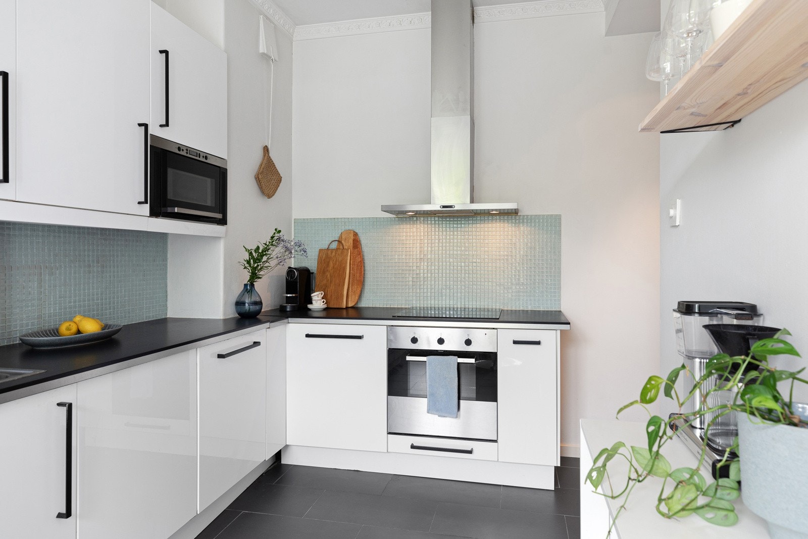 Hvitevarer fra Ikea/Whirlpool som oppvaskmaskin, kjøleskap og fryser i høyskap, stekeovn og platetopp samt veggmontert avtrekksvifte Galleribilde