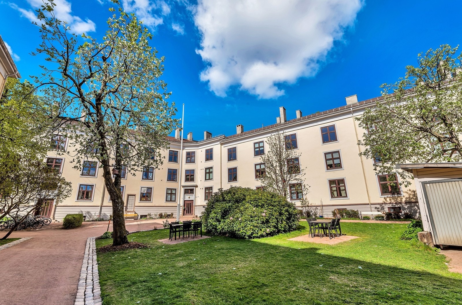 Opparbeidet og velholdt bakgård av gartner Galleribilde