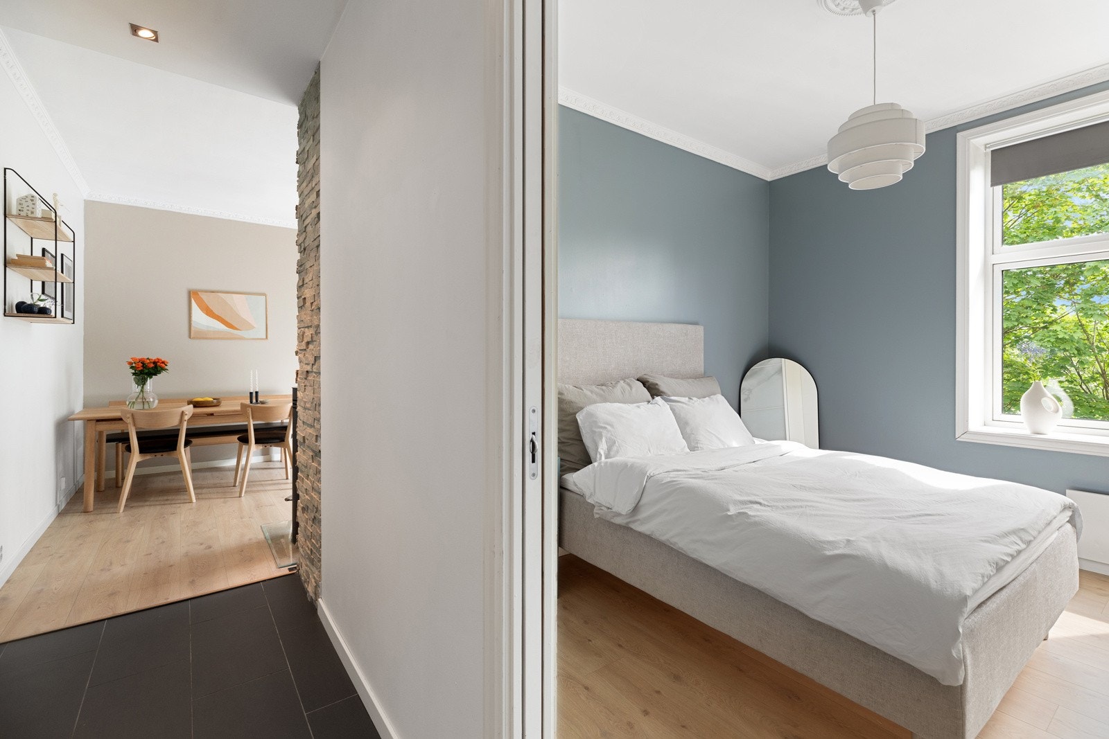 Leilighetens soverom er av generøs størrelse med plass til stor dobbeltseng, nattbord og garderobeskap Galleribilde