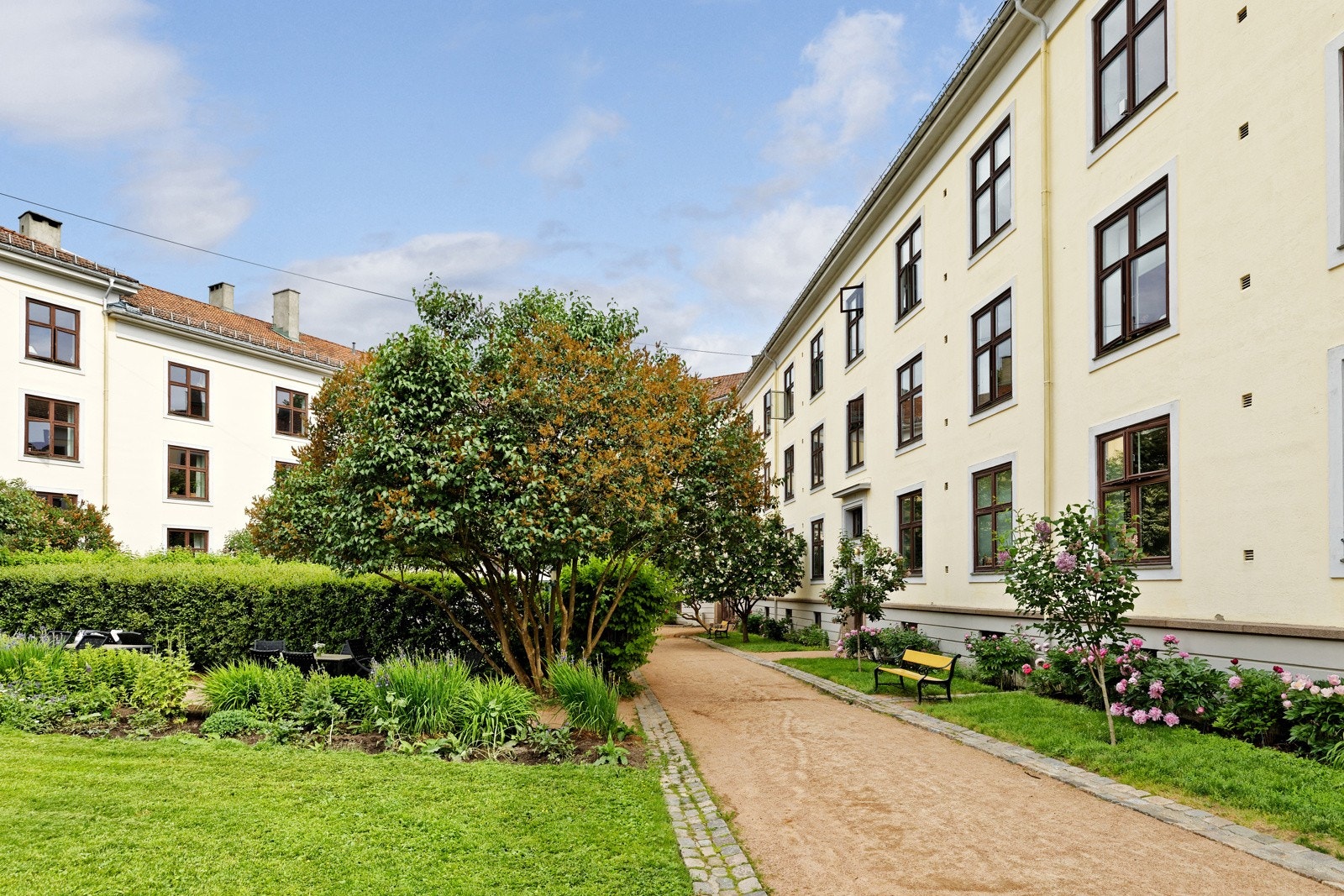 I bakgården er det grillplass som kan benyttes av beboerne Galleribilde