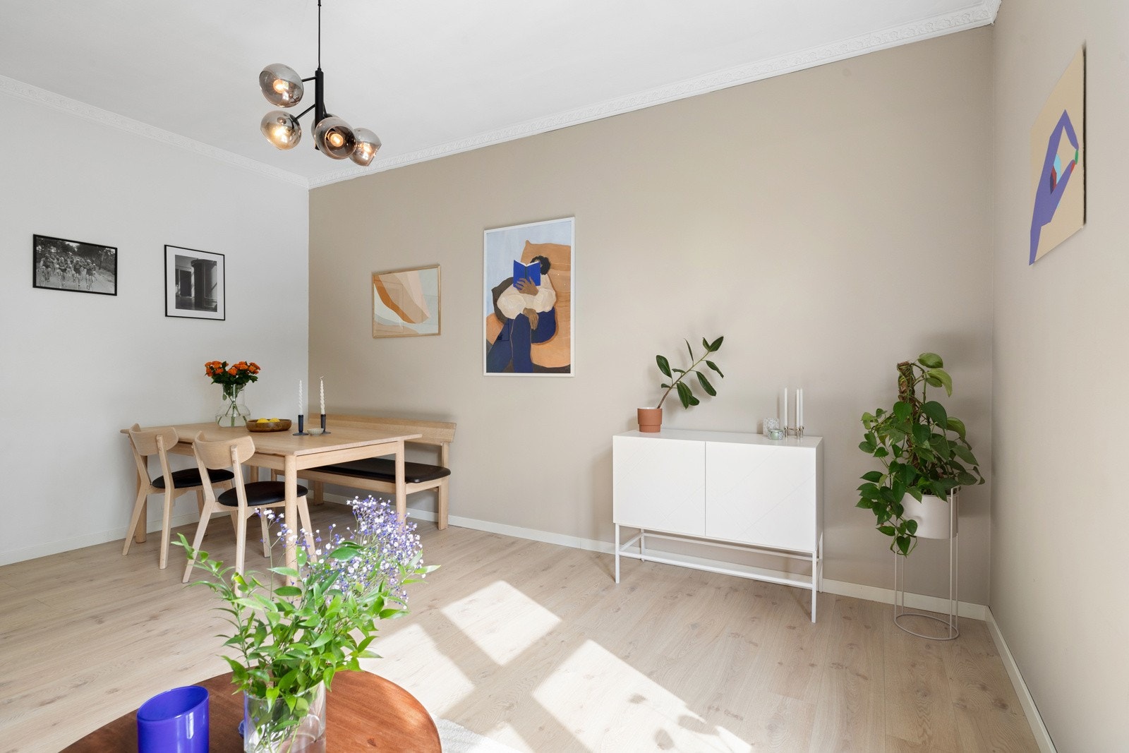 Her har du plass til sofagruppe med tilhørende møblement, samt spisebord av god størrelse Galleribilde