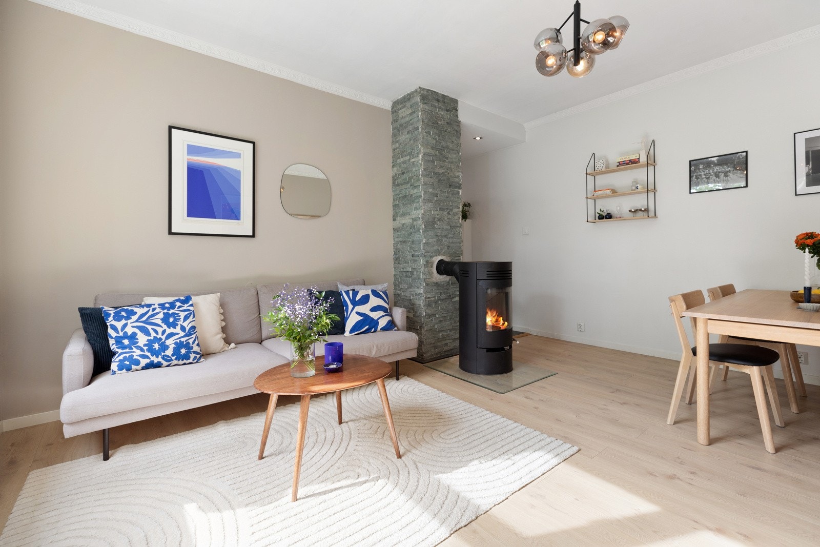 Luftig og lys stue med takhøyde målt til ca. 2,81 m Galleribilde