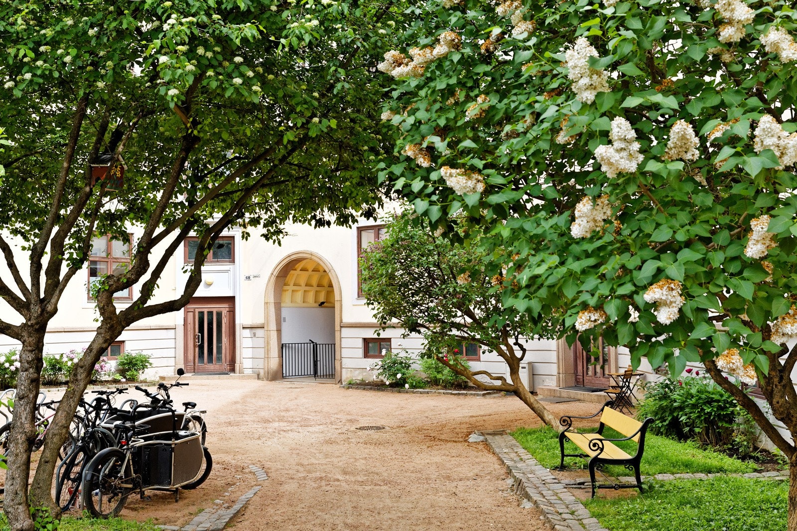 Det er sykkelparkering i bakgården som kan benyttes av beboerne Galleribilde