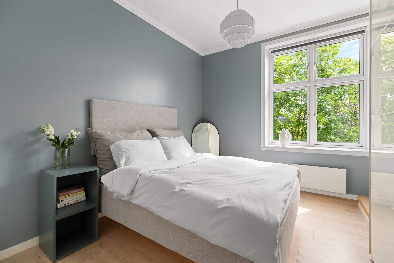 Soverommet med pent naturlig lys ut med frodig utsyn over byen Galleribilde