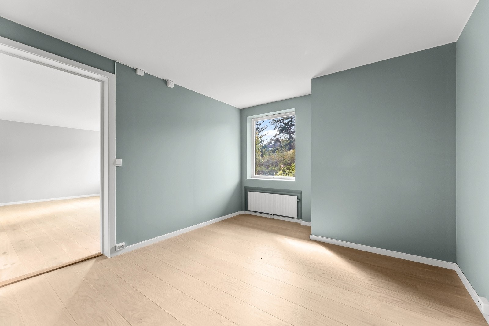 Det er lagt ny 1-stavs parkett i stuene og soverommene i underetasje Galleribilde