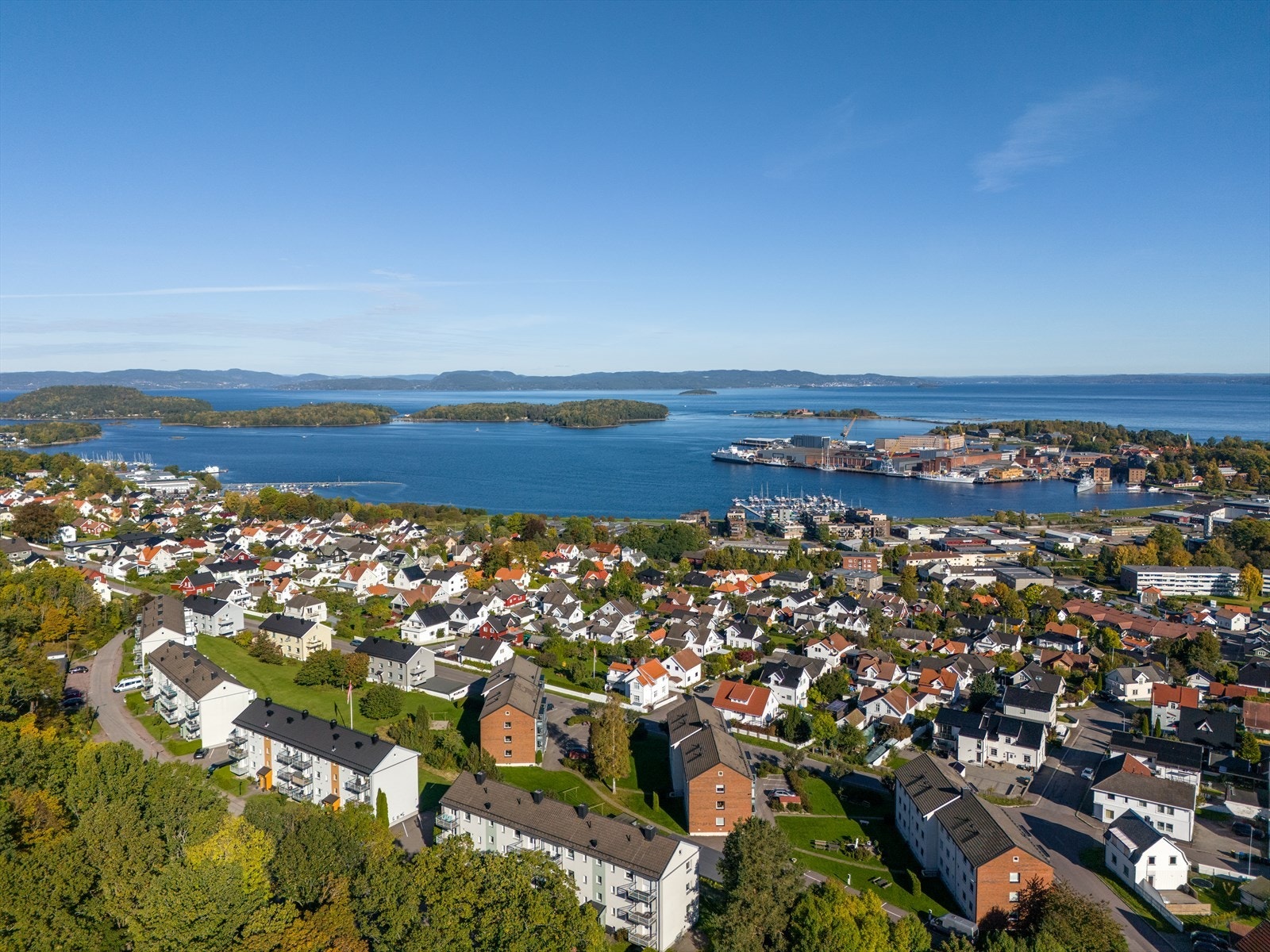 En kjapp sykkeltur tar deg til småbåthavnen, de vakre stiene i Hortenskogen og Karljohansvern - et historisk område med idylliske badestrender, kafeer og museer. Galleribilde