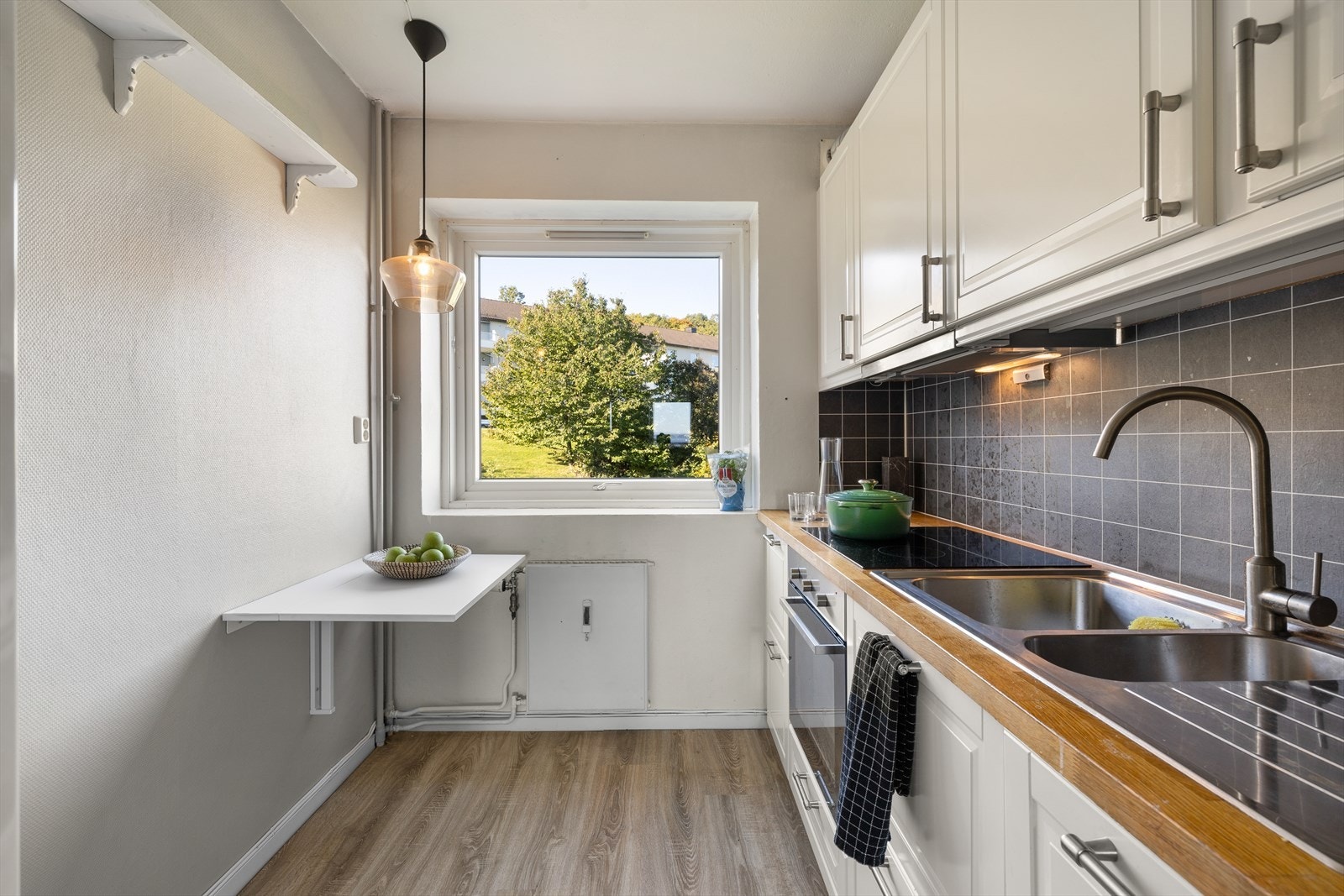 Kjøkkenet har rikelig med skap - og benkeplass, og i tillegg er det plass til et lite og koselig kjøkkenbord om man ønsker det. Galleribilde