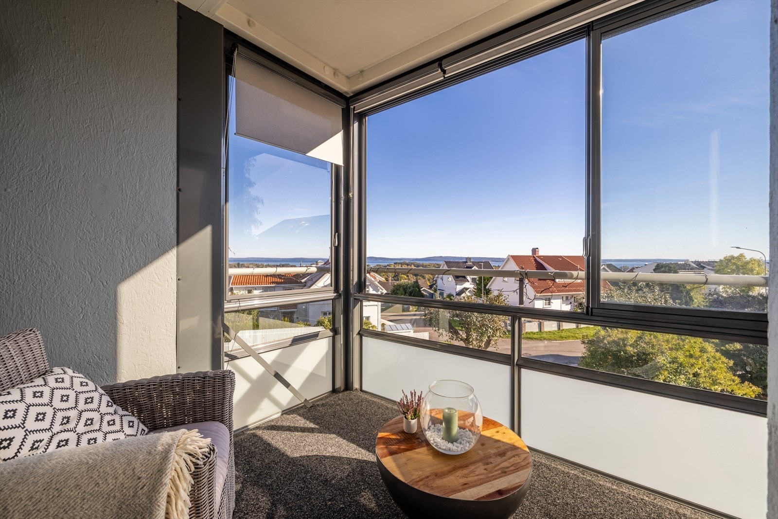 En tiltalende og hyggelig leilighet beliggende attraktivt til i 2. etasje med innglasset balkong og nydelig utsikt over Oslofjorden og Indre Havn! Galleribilde