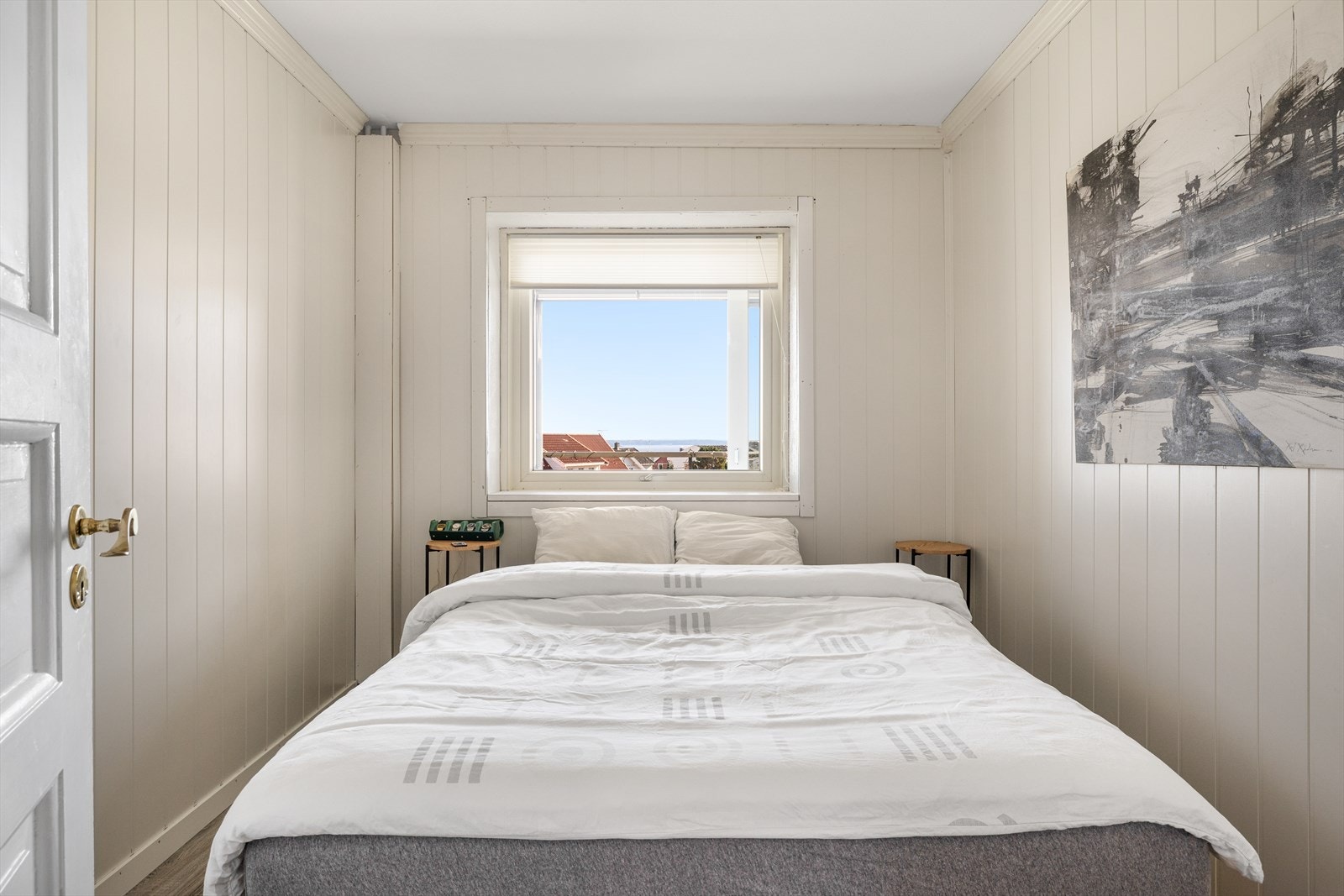 Leiligheten byr videre på to gode soverom med plass til seng og ulike oppbevaringsmøblement. Galleribilde