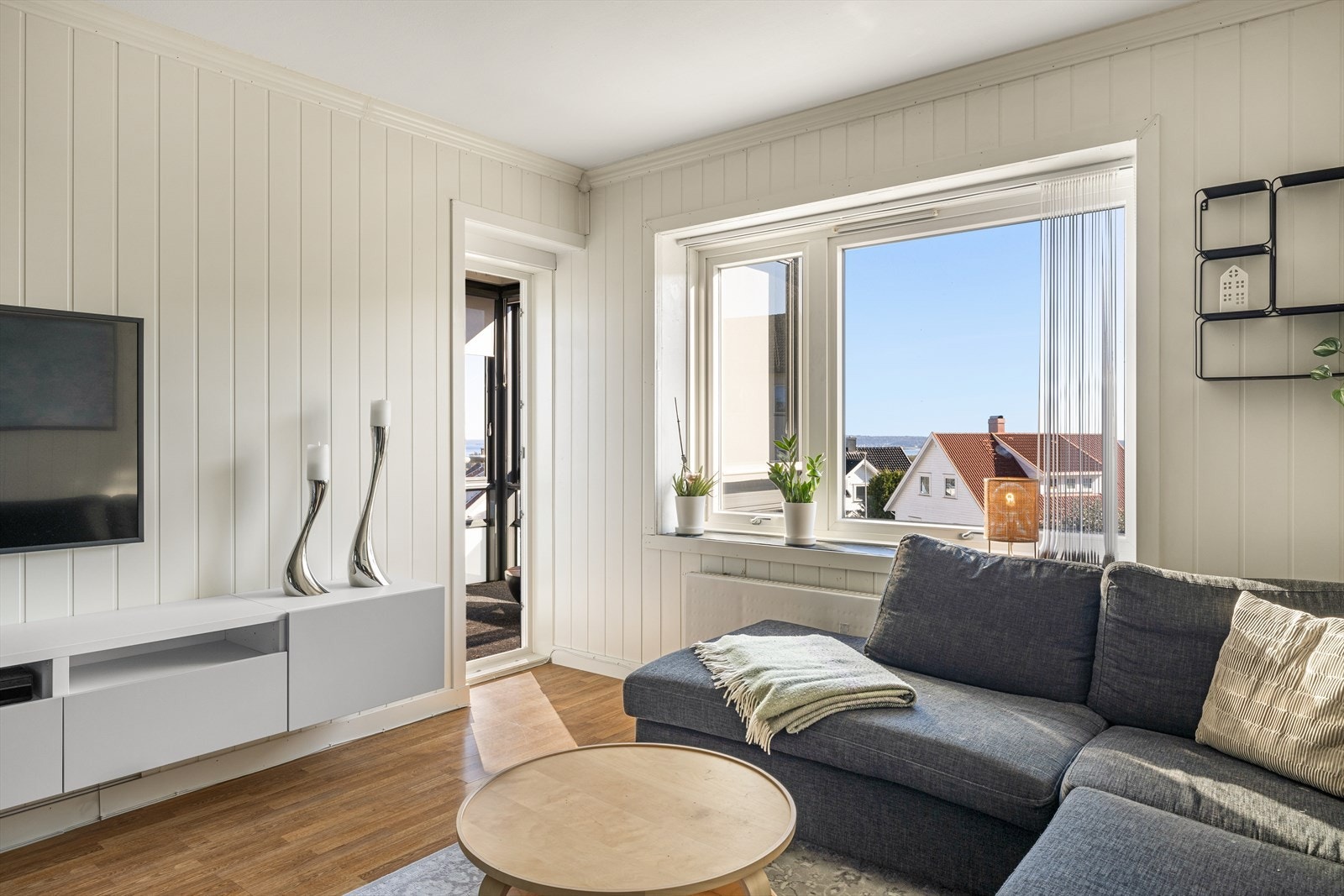 En lys og tidløs stue gir gode muligheter for å sette sitt eget personlige preg. Galleribilde