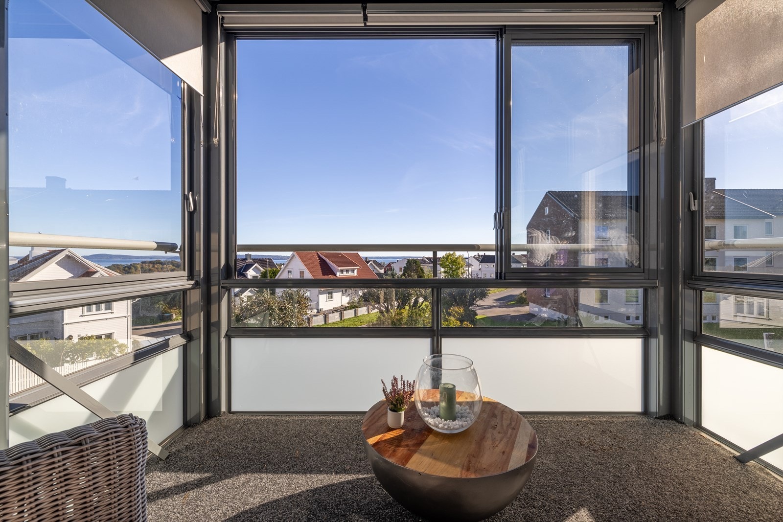 Balkongen er innglasset i senere tid og oppleves som en forlenge av stuen med god plass til ønskelig møblement. Galleribilde