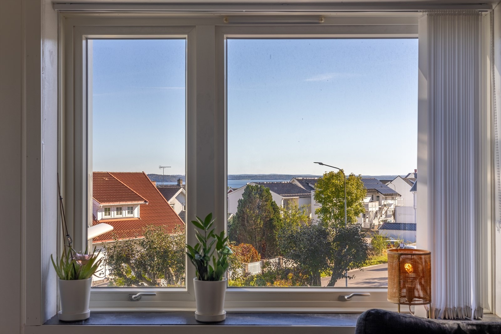 Med beliggenhet i andre etasje er det fint og oversiktlig utsyn utover det hyggelige nærområde. Galleribilde