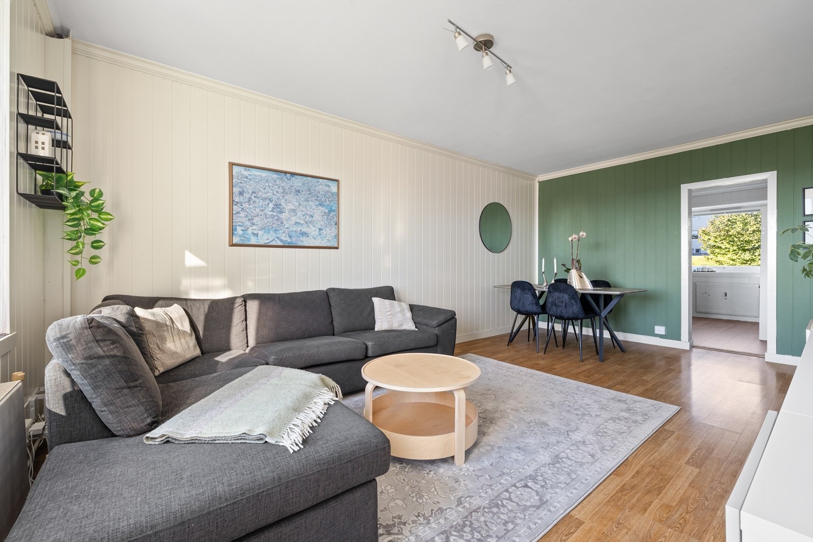 Borettslaget har modernisert betydelig, med nyere vannbåren varme inkludert i fellesutgiftene og skiftet vinduer. Galleribilde