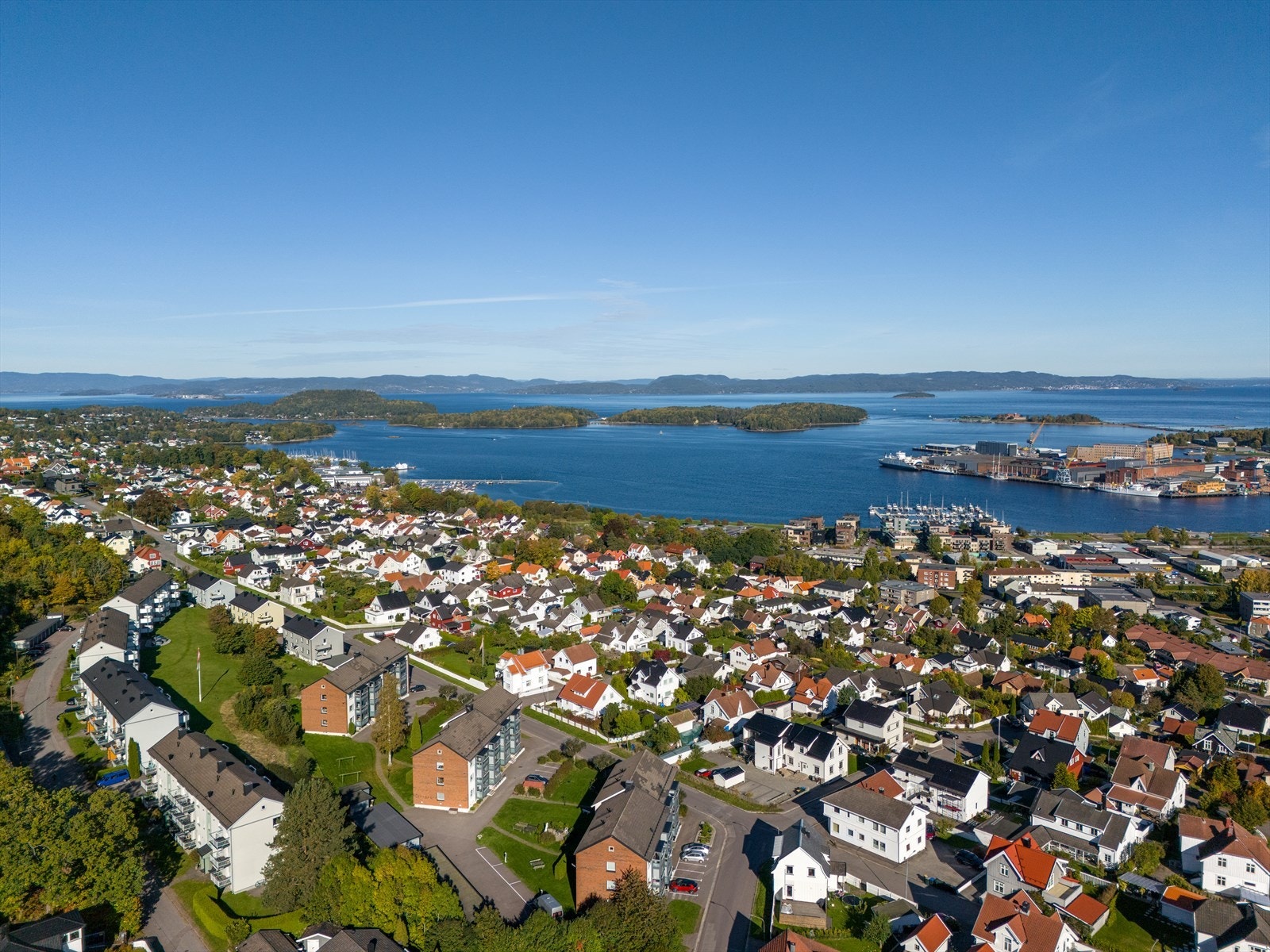 Bare 10 minutters gange unna finner du den moderne bydelen Indre Havn, hvor du kan nyte strandpromenaden ved fjorden, flotte lekeplasser og maritime opplevelser. Galleribilde