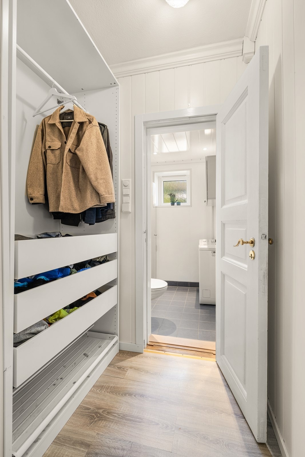 En innbydende entre med plass til oppbevaring av sko og ytterklær ønsker deg velkommen inn. Galleribilde