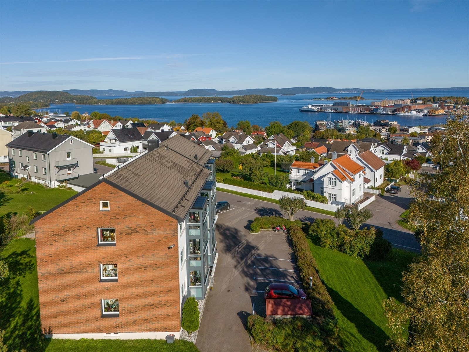 Ønsker du en leilighet sentralt og fint beliggende i Horten? Her får du det beste av to verdener - rolige, sjønære omgivelser og kort vei til sentrum, med shopping, kafeer, kino og bibliotek rett i nærheten. Galleribilde