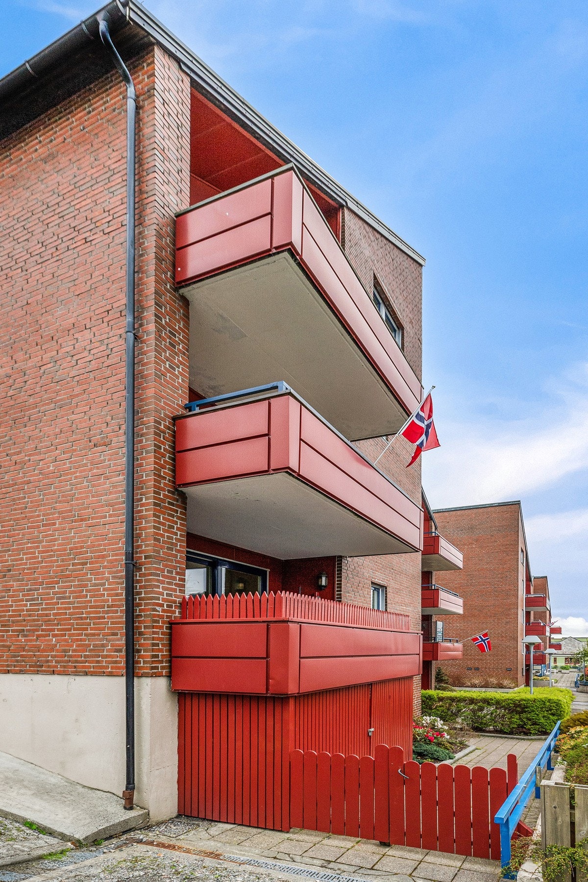 Leiligheten ligger i byggets 2. etasje. Galleribilde