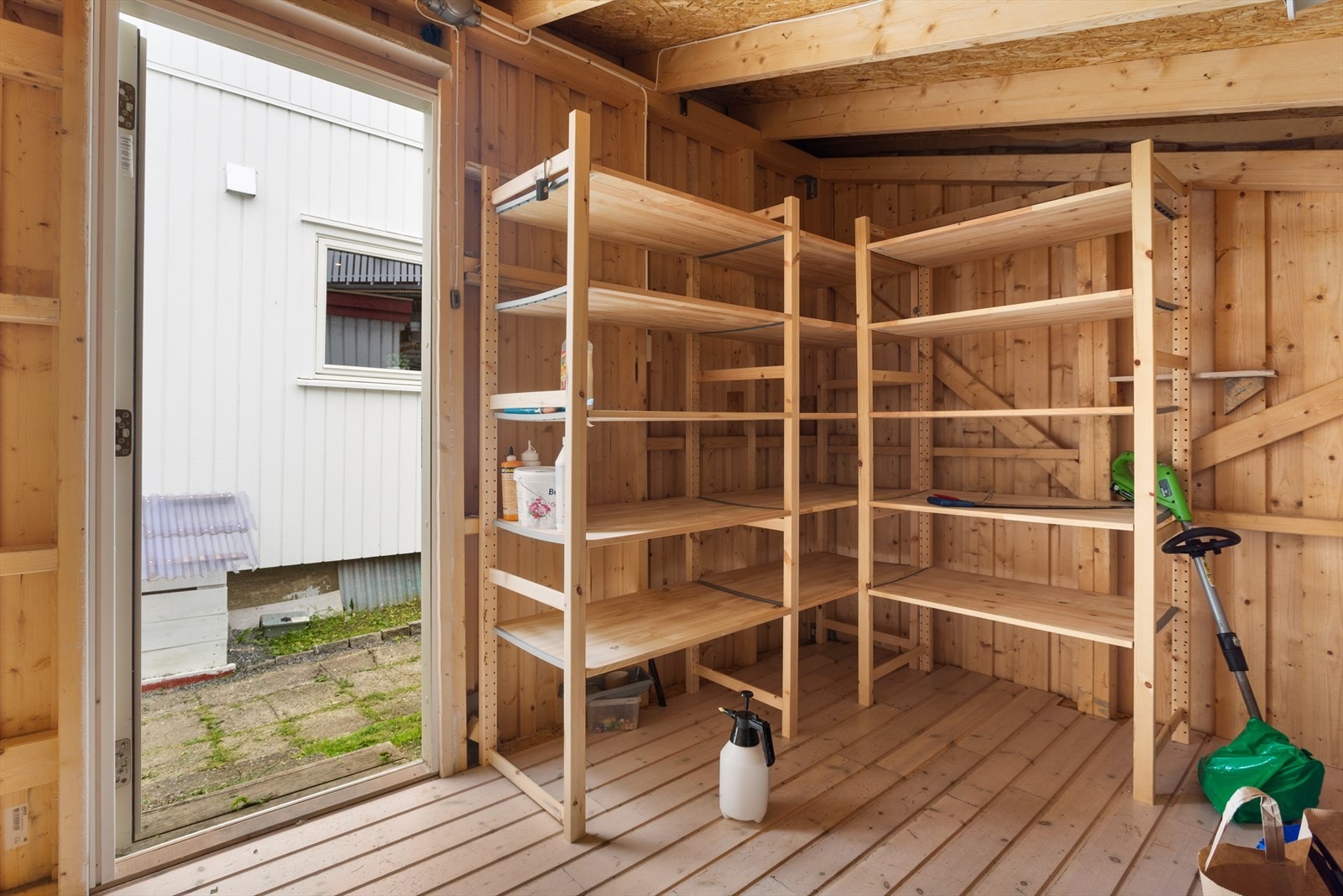Praktisk utebod med oppbevaringsmulighet for både ski, sykkel, ved, gressklipper etc. Galleribilde
