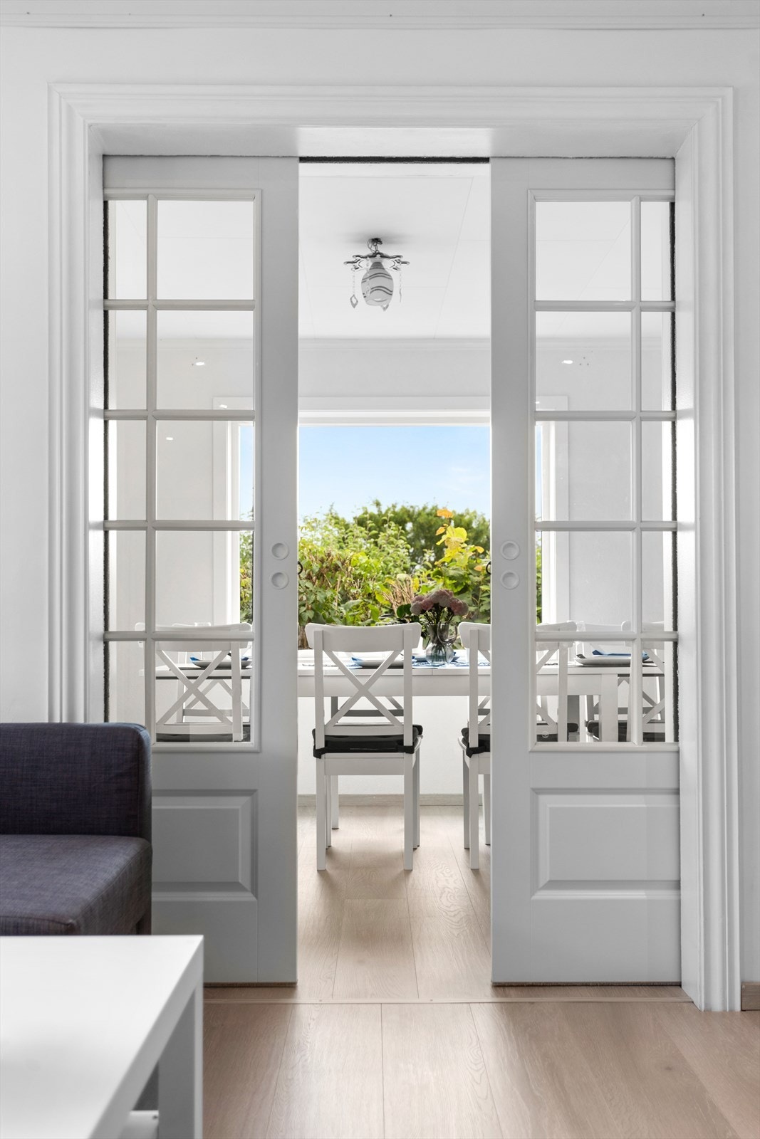 Dagens spisestue er adskilt fra stuen med doble glassdører Galleribilde