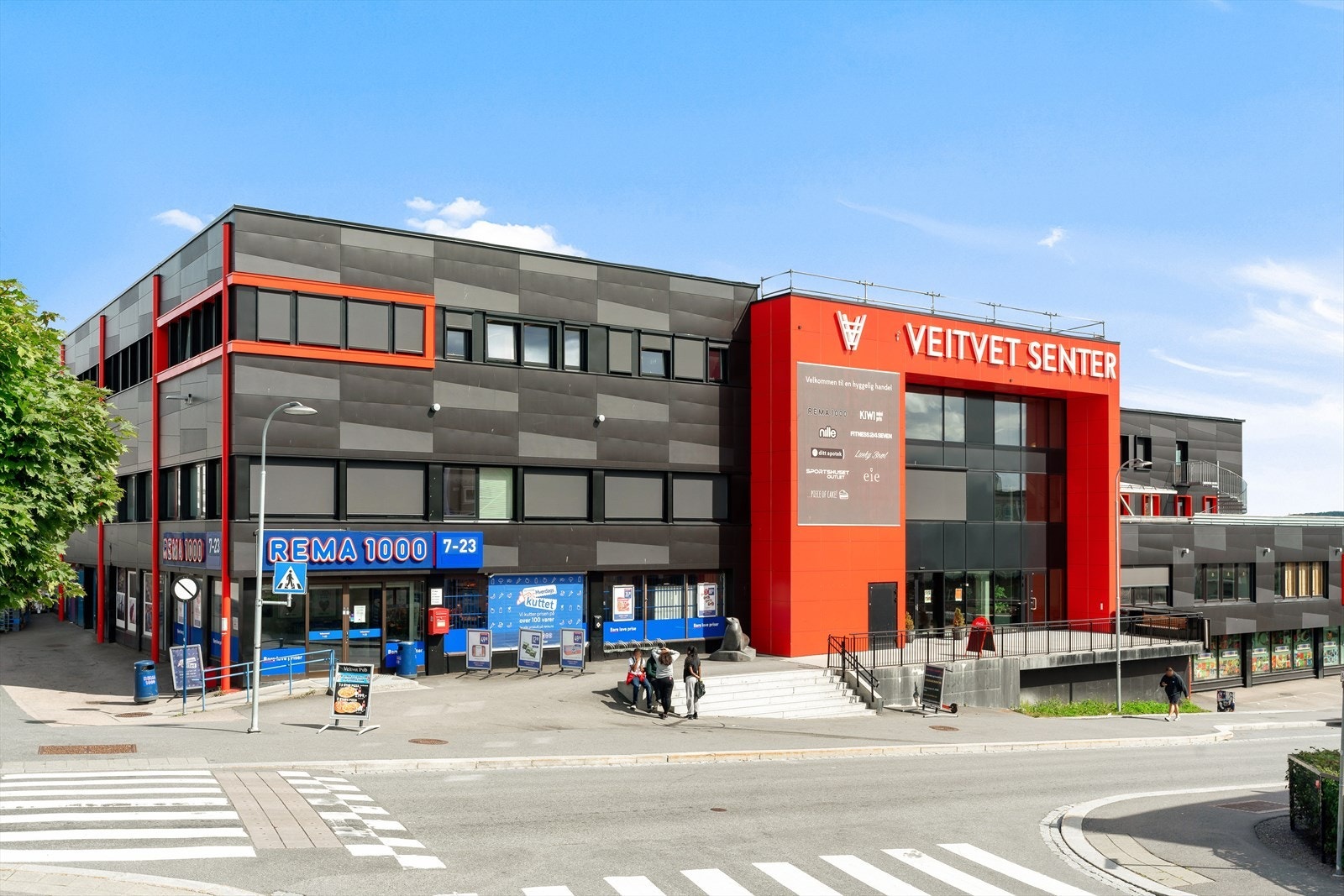 Veitvet Senter med bl.a. ungdomssenter og Norges største bowlinghall, apotek og et stort utvalg av butikker Galleribilde