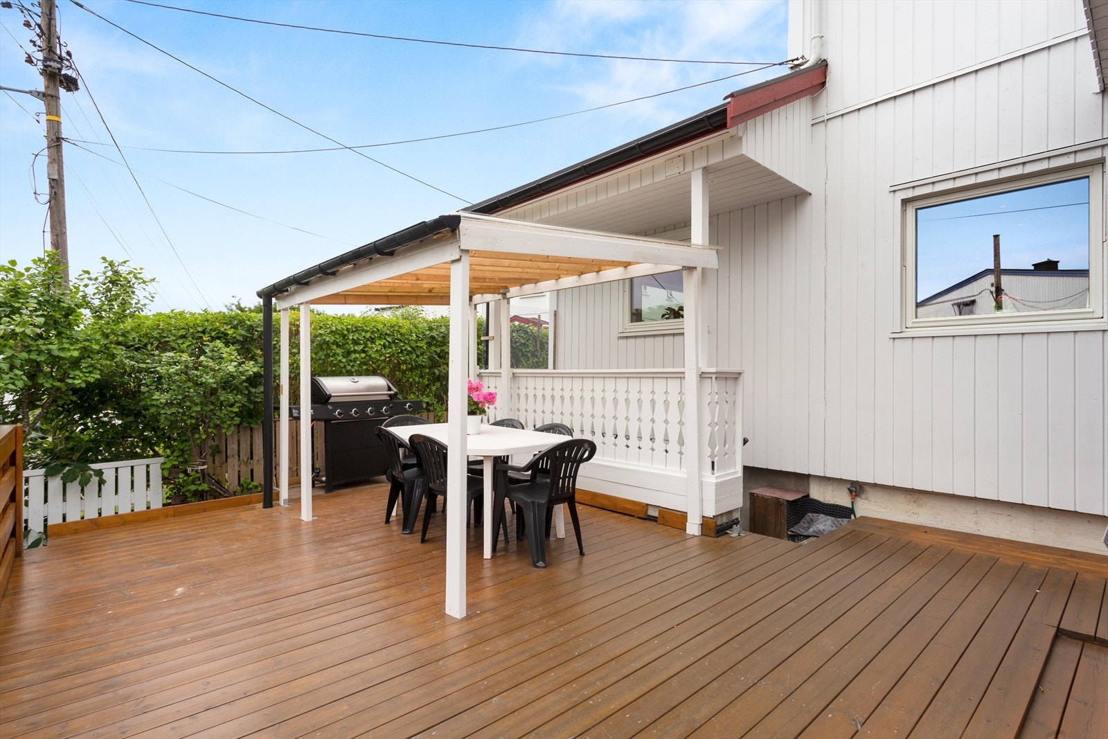 Terrasse i front på hele 35 kvm. Separat inngang ned til kjellerplan. Galleribilde