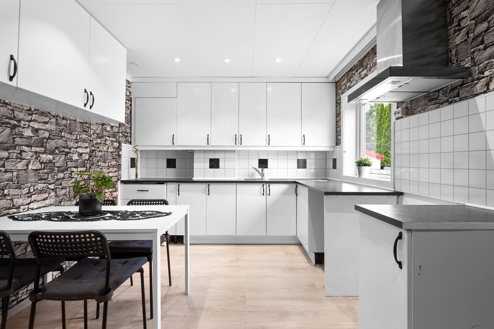 Romslig kjøkken med plass til spisebord om ønskelig Galleribilde