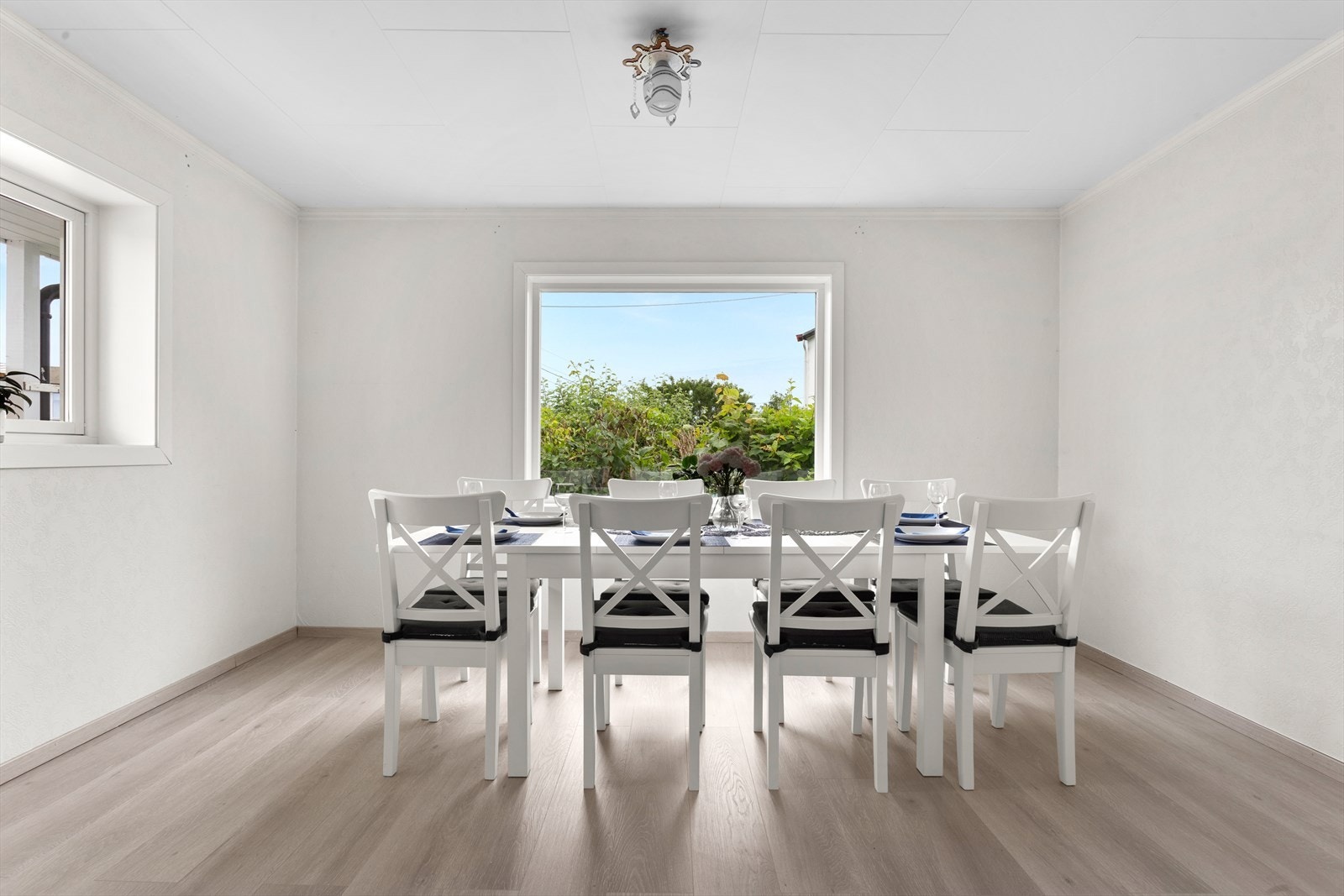 Stor spisestue i forlengelse av stuen, delt opp med doble dører mellom stue og spisestue Galleribilde