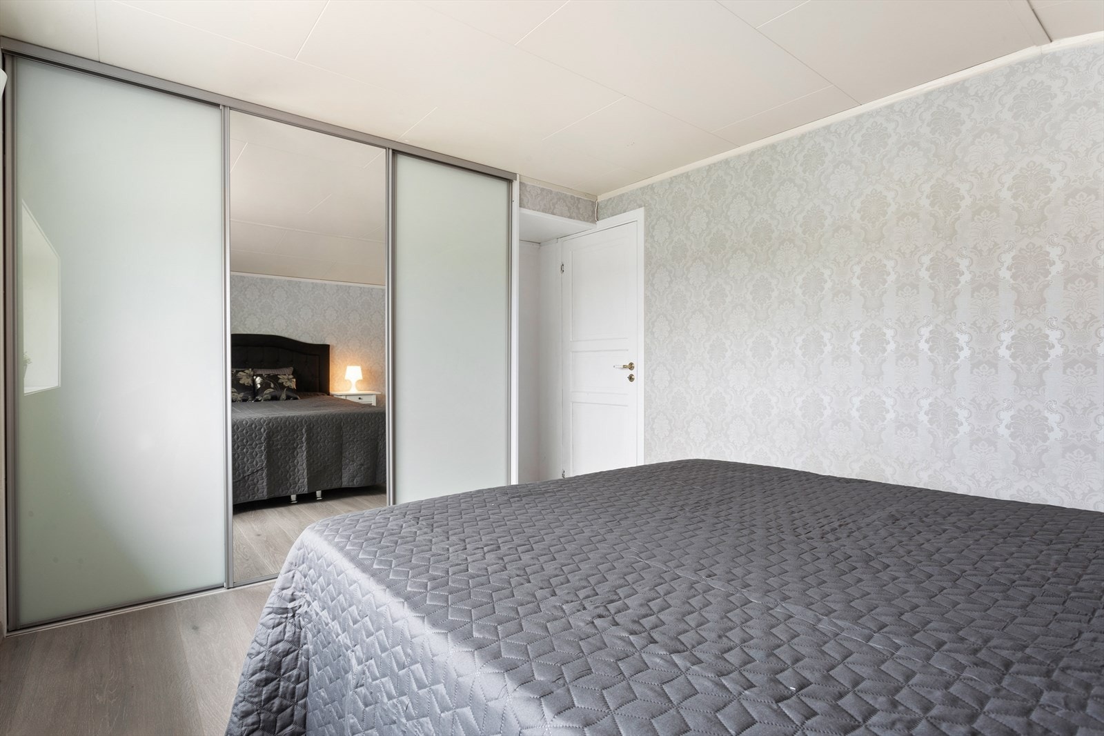 Godt med garderobeskap på hovedsoverom Galleribilde